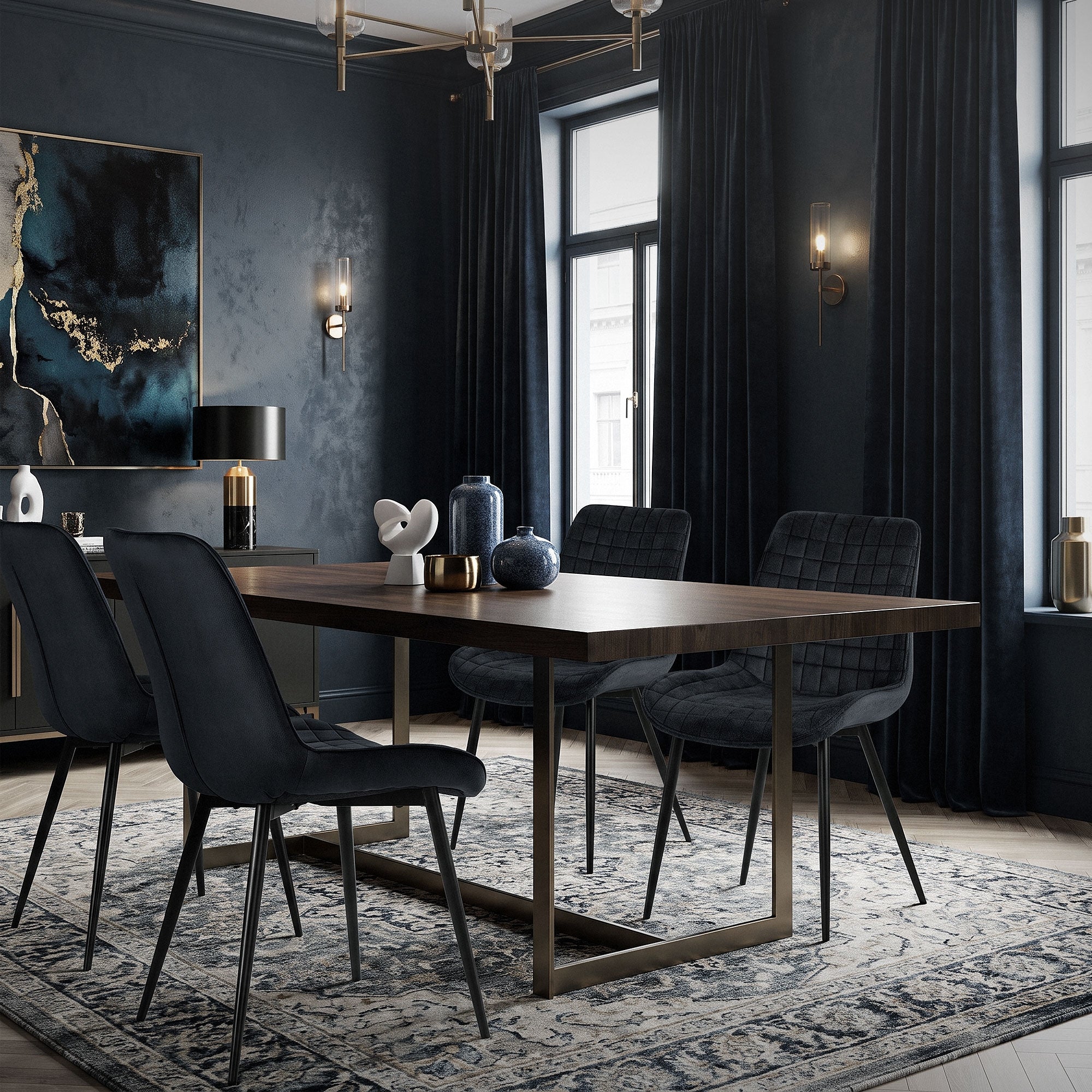 Et elegant spiseområde med et træbord og sorte stole foran et vindue.