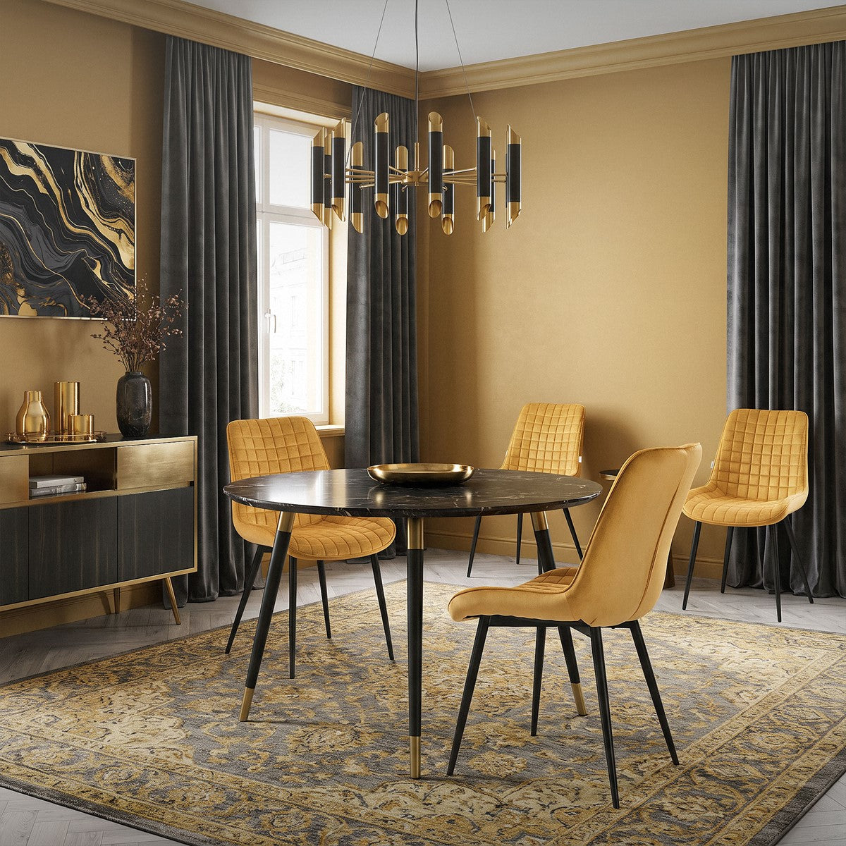 Espace repas élégant avec des chaises jaunes et des touches dorées.