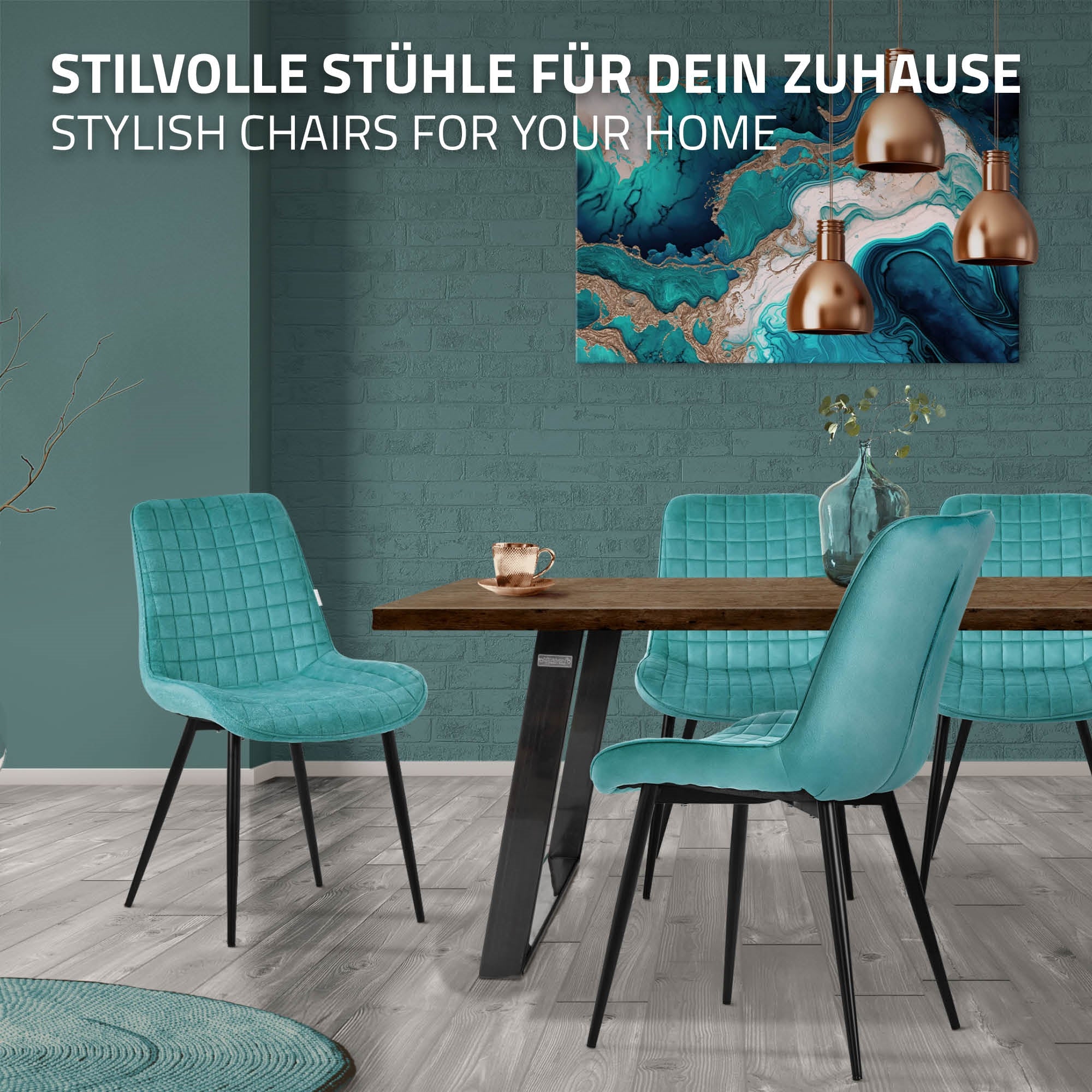 Drei stilvolle Stühle in Türkis vor einem Tisch in einem modernen Raum.
