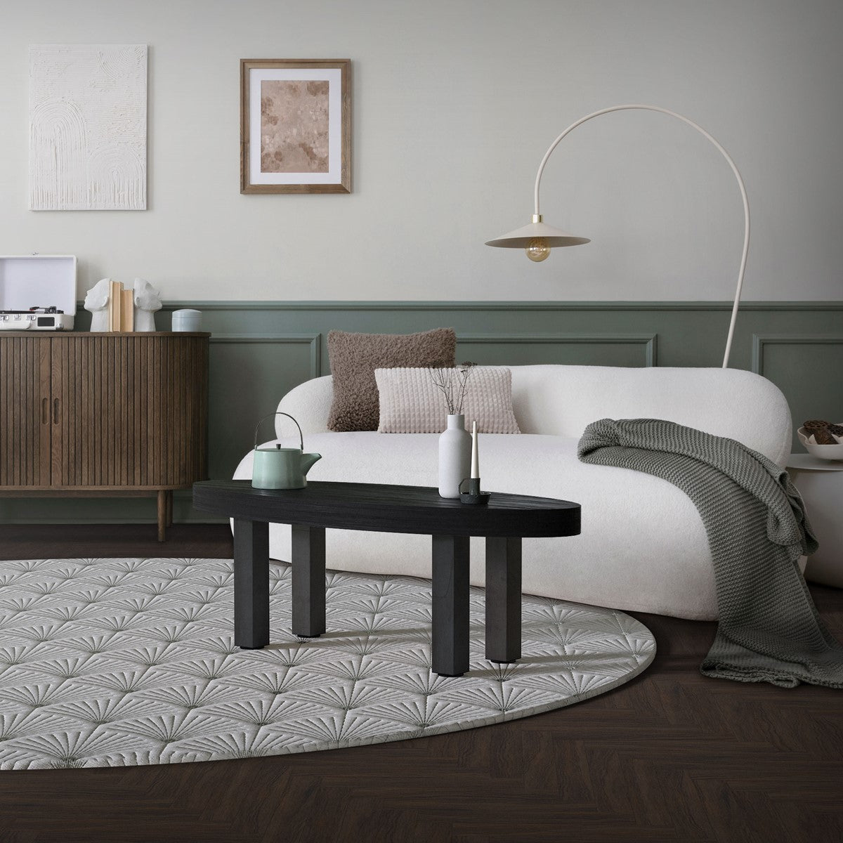 Un espacio moderno con una mesa, sillas y elementos decorativos.