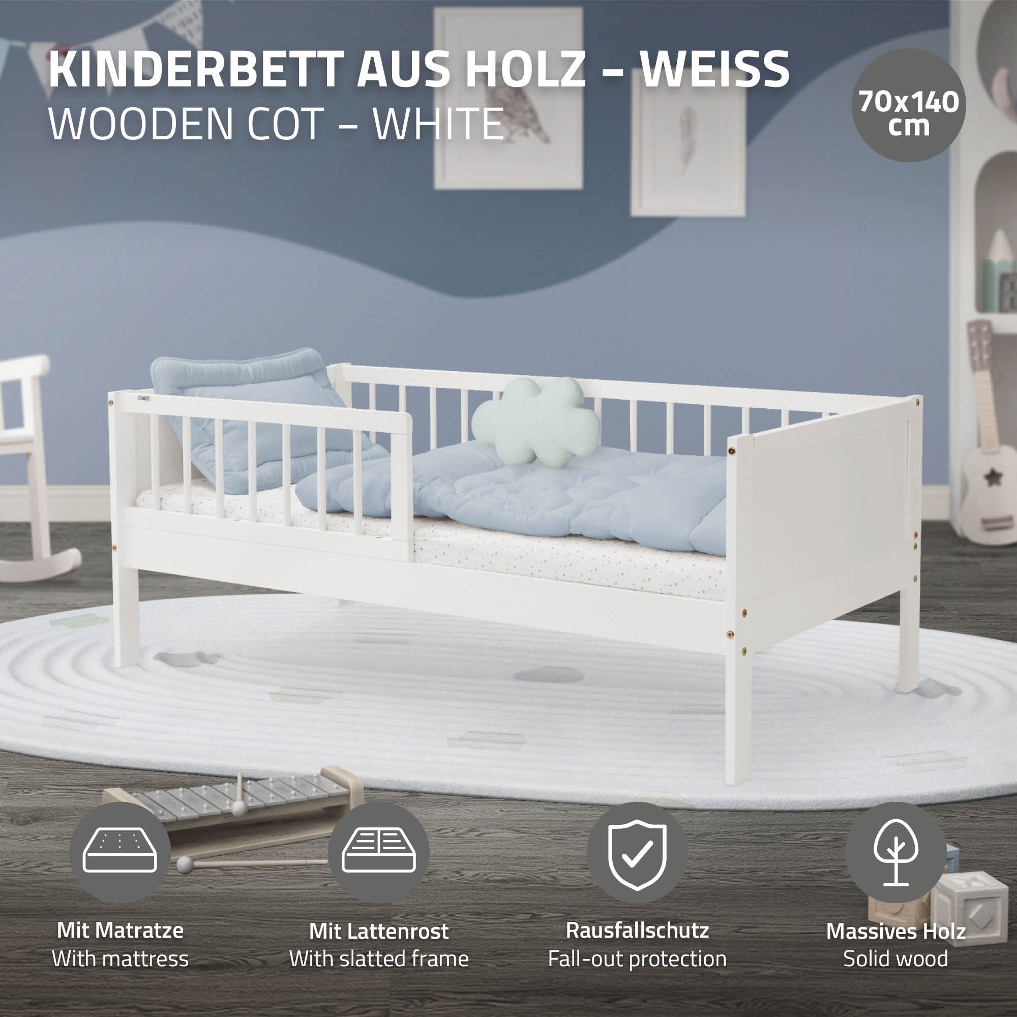 Weißes Kinderbett mit Matratze und blauen Kissen.