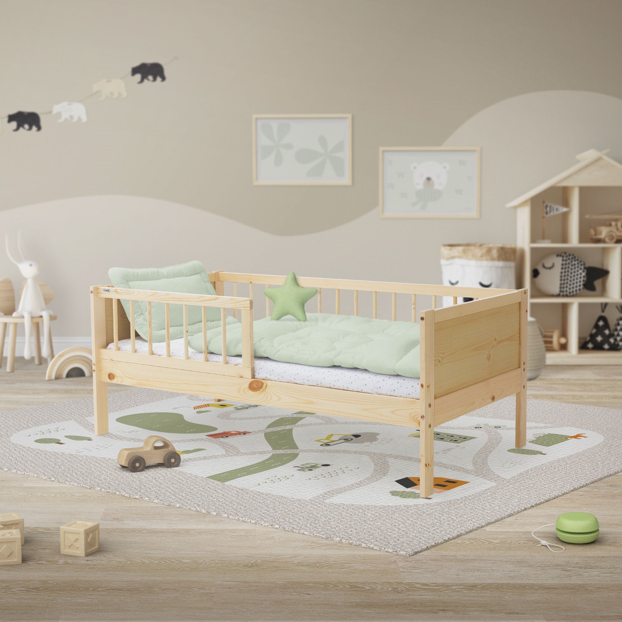 Ein Kinderzimmer mit einem Holzbett, Teppich und Spielzeug in sanften Farben.
