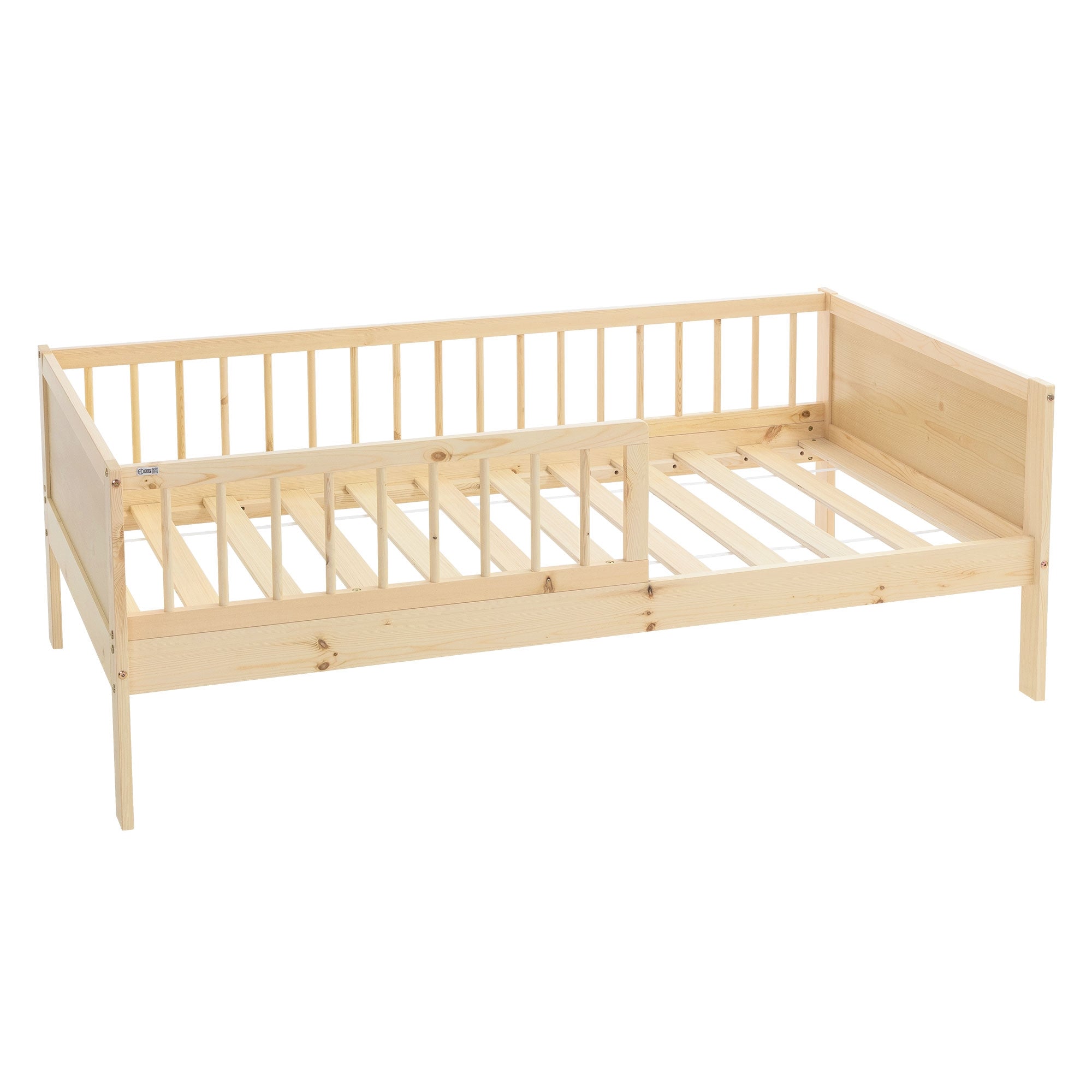 Una cuna de madera con somier y sin colchón.