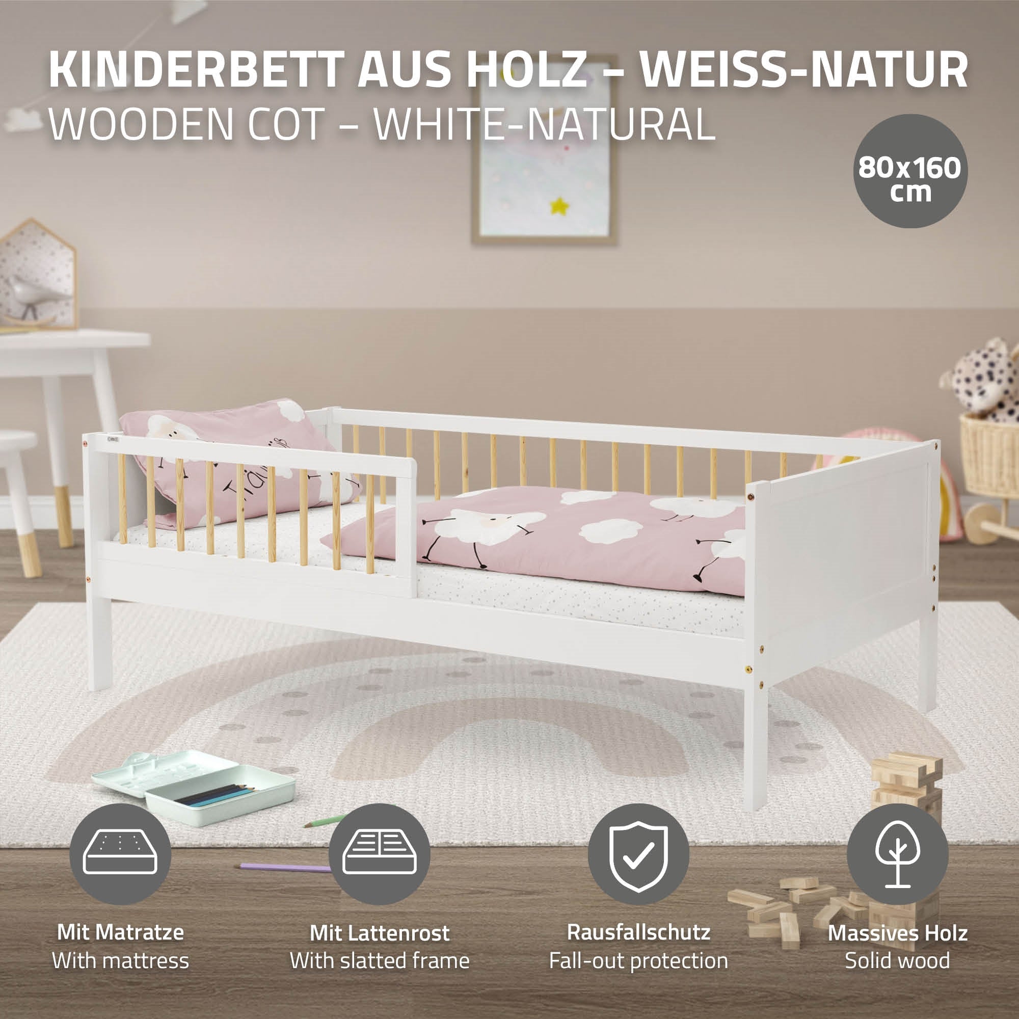 Ein weißes Kinderbett mit Matratze und Rausfallschutz in einem Raum.