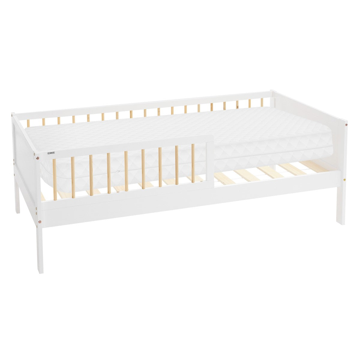 Weißes Bett mit Matratze und Holzlatten.