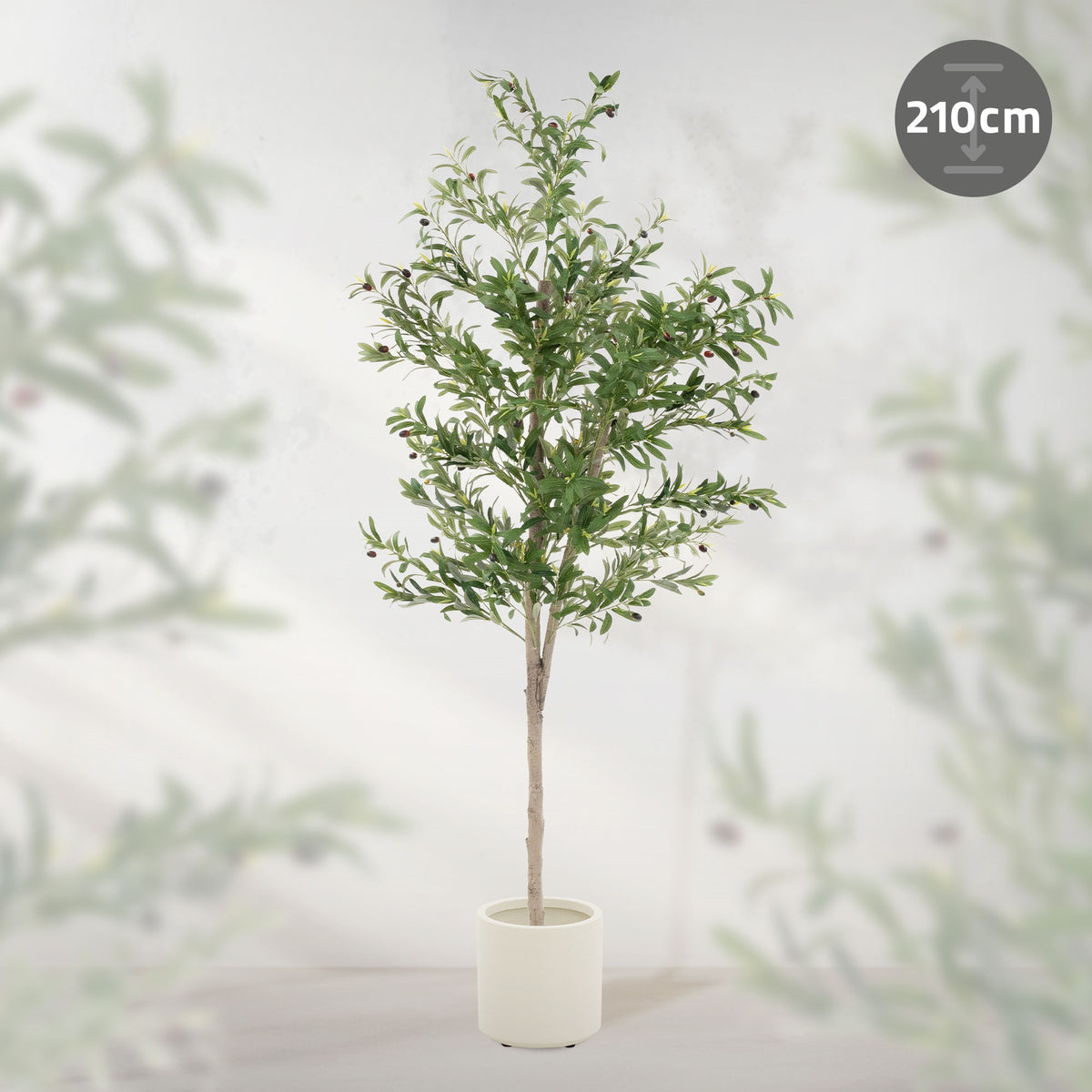 Umělá rostlina se zelenými listy, výška 210 cm, v bílém květináči.
