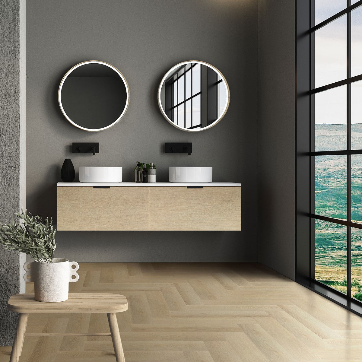 Modernes Badezimmer mit zwei runden Spiegeln und zwei Waschbecken auf einem Holzschrank.