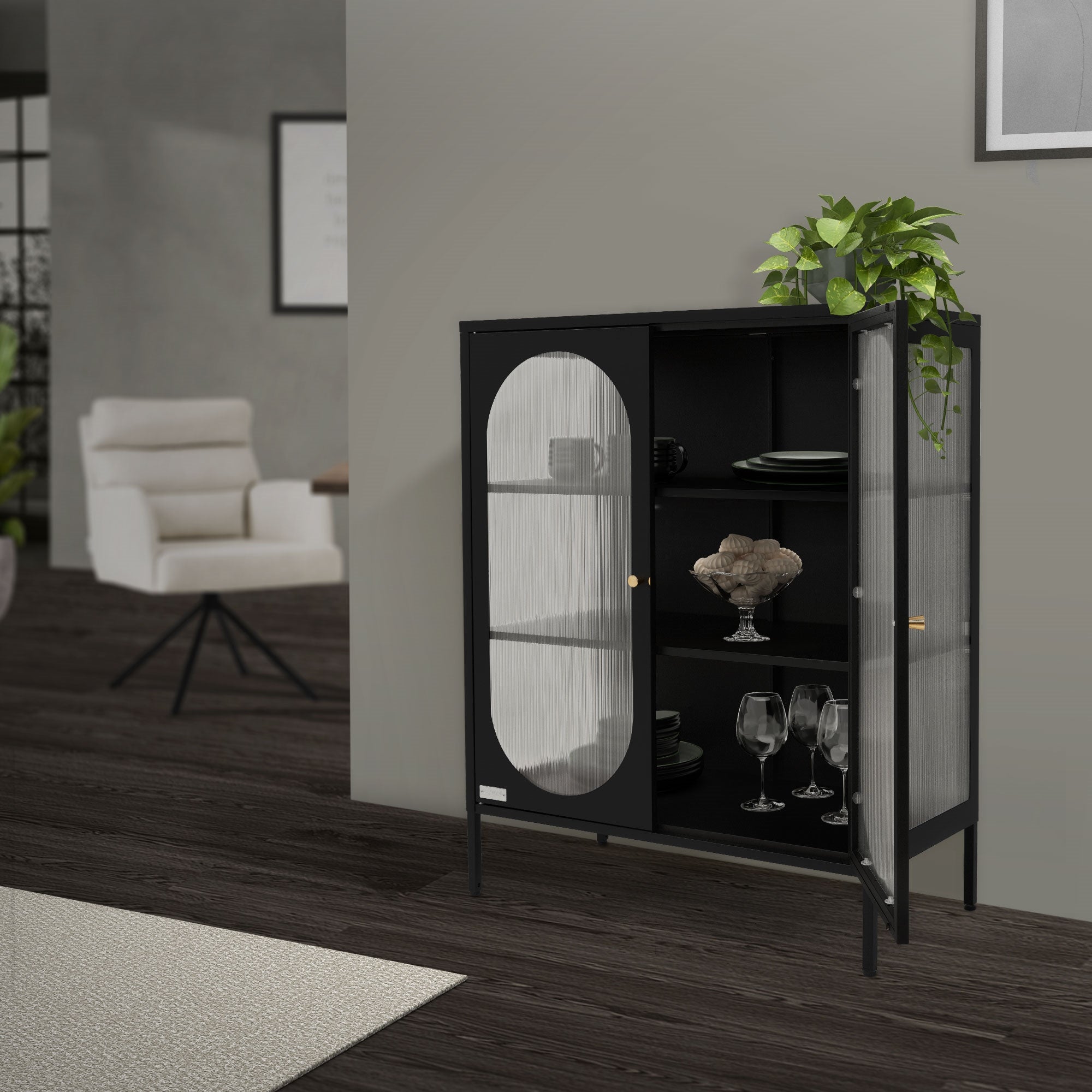 Armoire noire avec des portes en verre, de la vaisselle et de la décoration à l'intérieur.