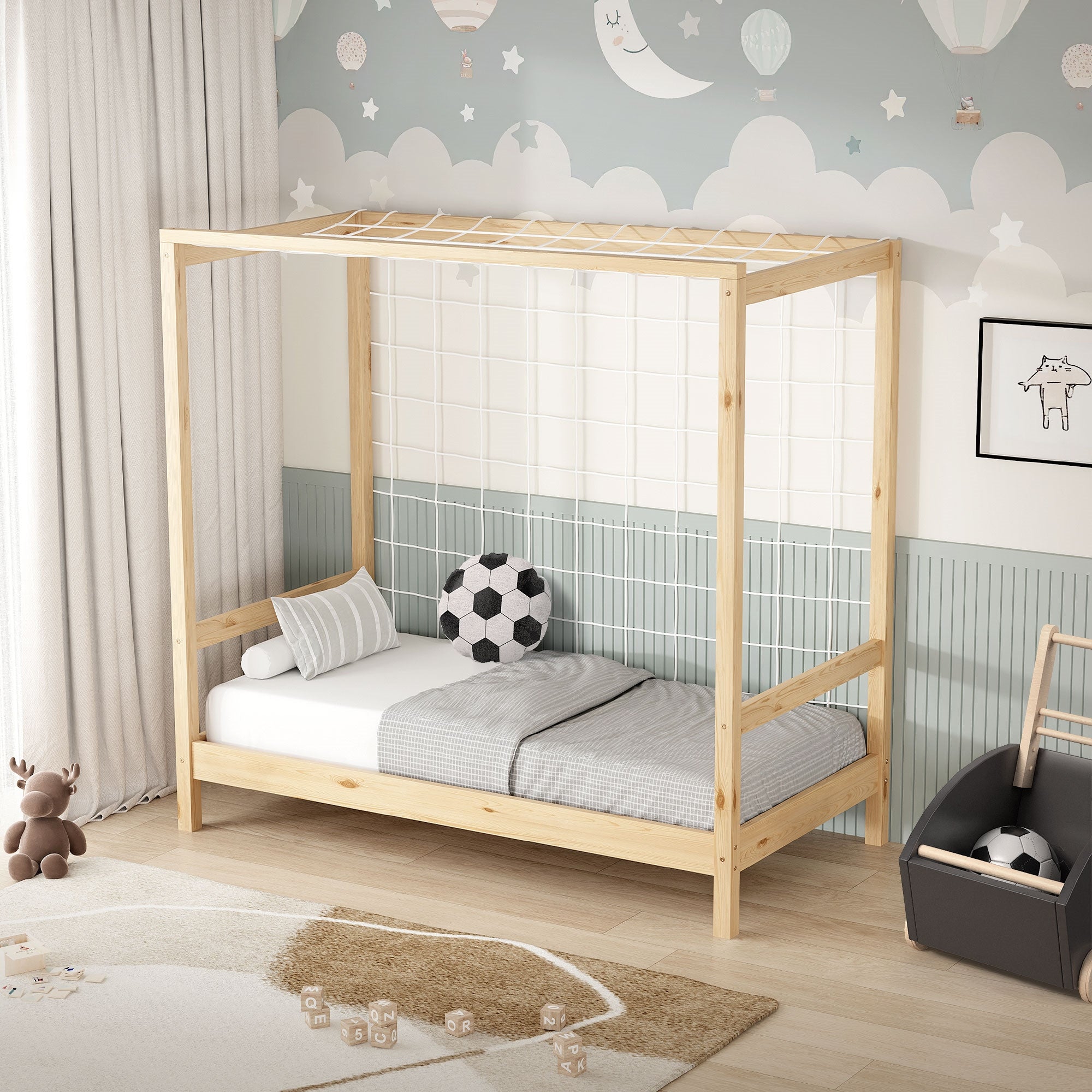Ein Kinderbett aus Holz mit einem Netz und einem Fußball auf der Matratze.