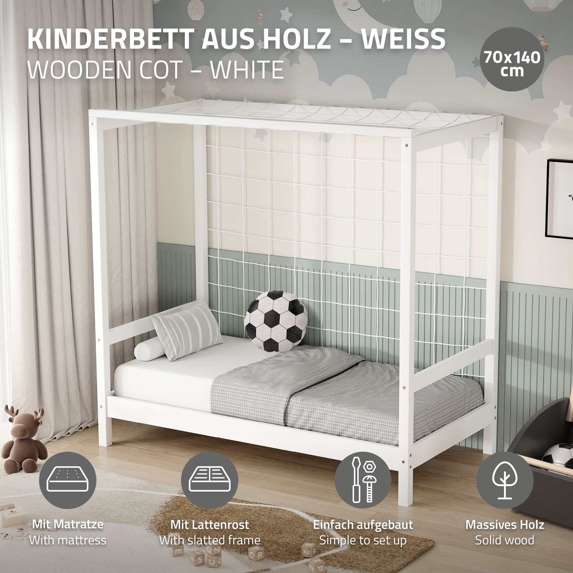 Ein weißes Kinderbett mit Matratze und einem Fußball auf der Liegefläche.