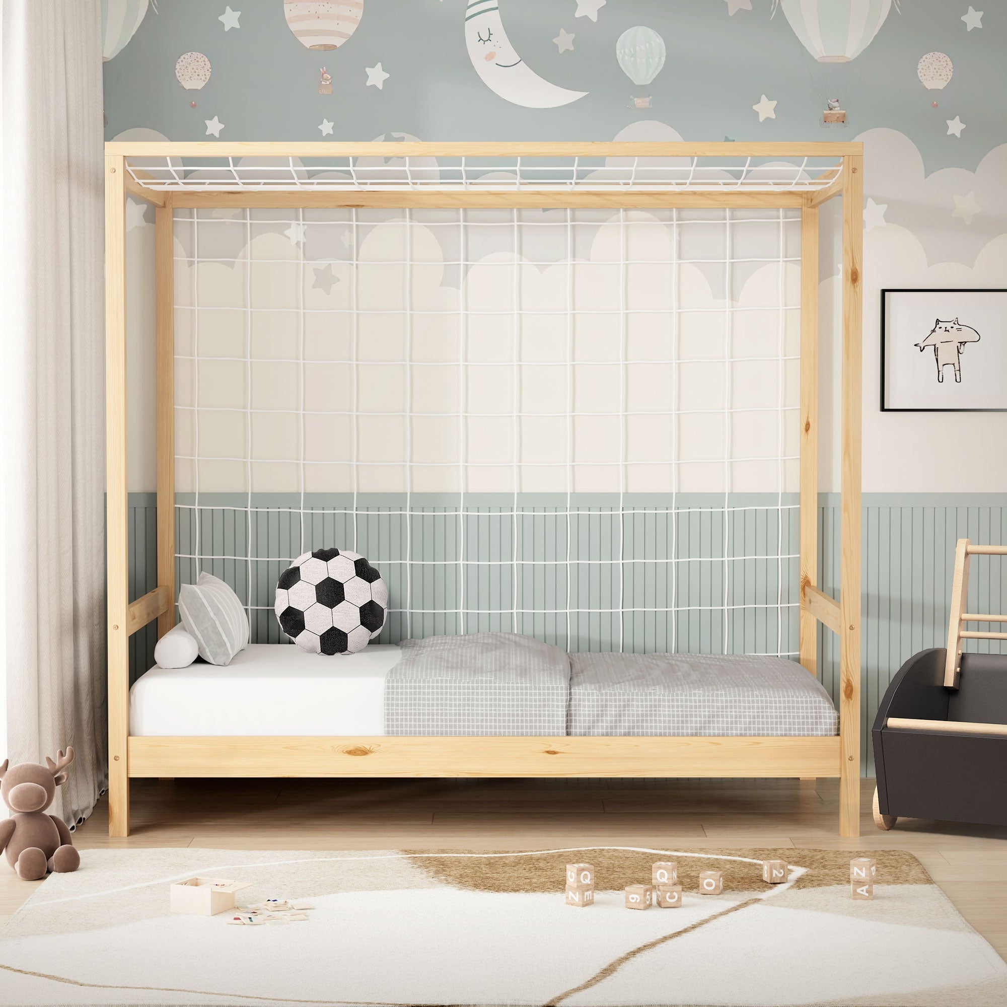 Ein Kinderbett mit Kissen, Decke und Spielzeug auf dem Bett.