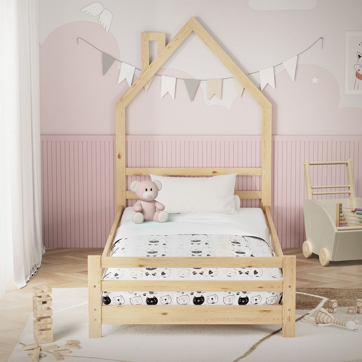 Letto per bambini in legno a forma di casa con giocattoli e decorazioni nella stanza.