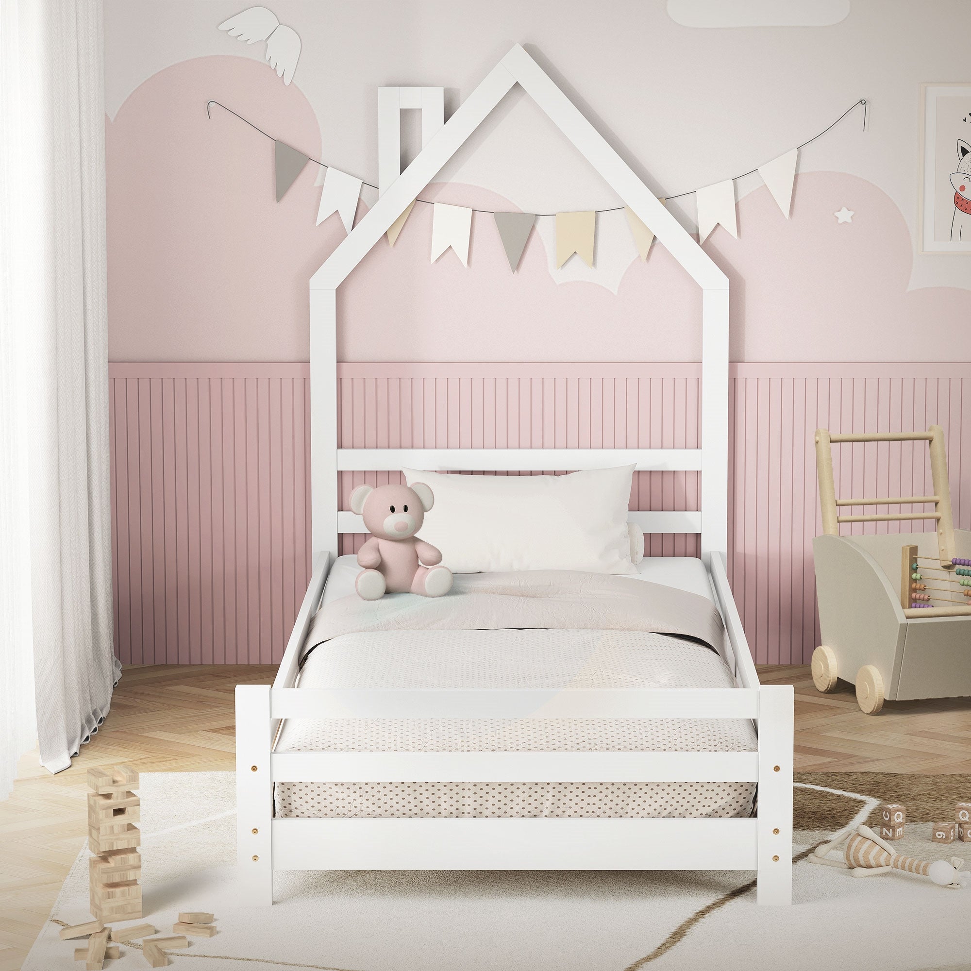 Una cuna infantil en una habitación con paredes rosas y un oso de juguete.