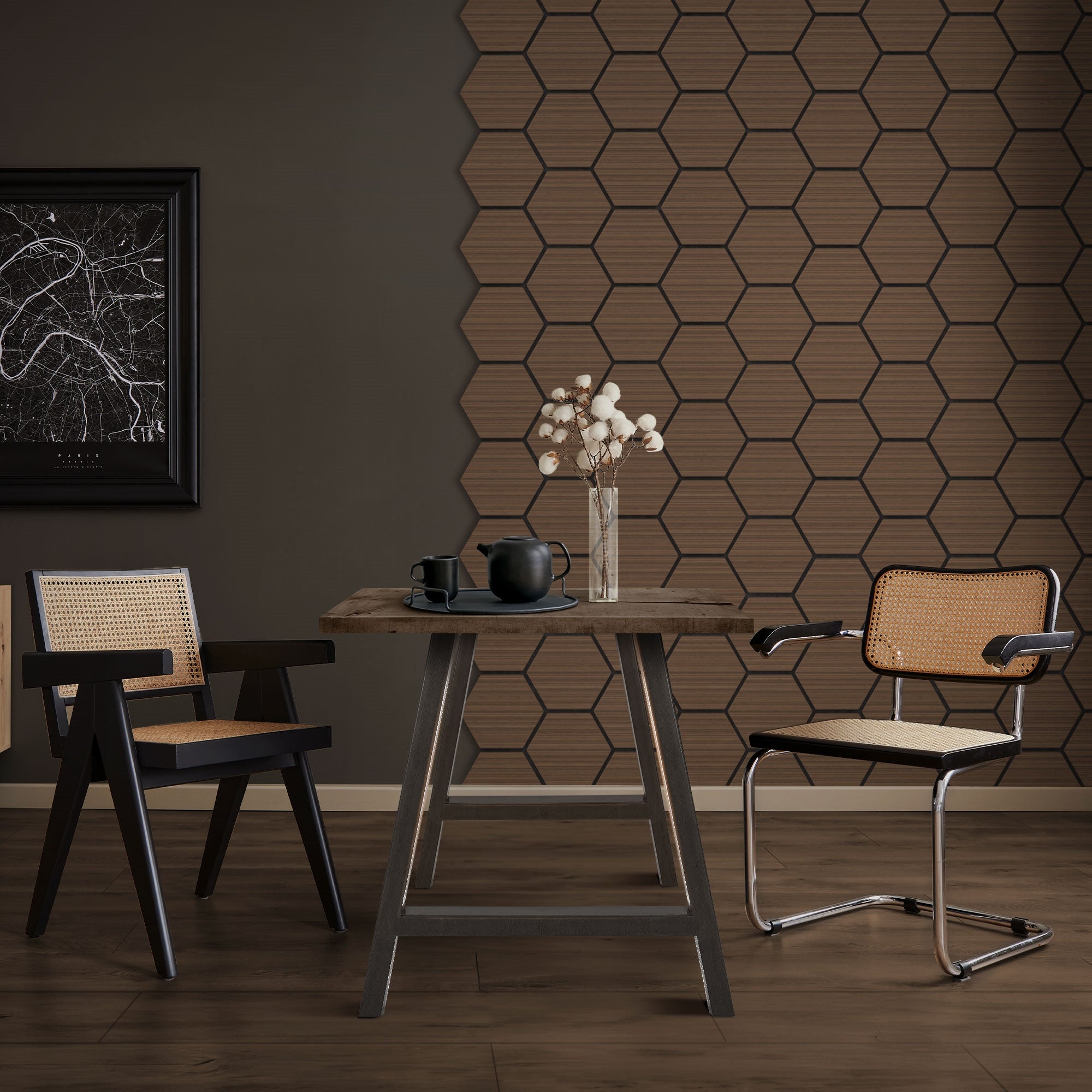 Et stilfuldt indrettet rum med et bord, to stole og en væg med hexagonale mus.