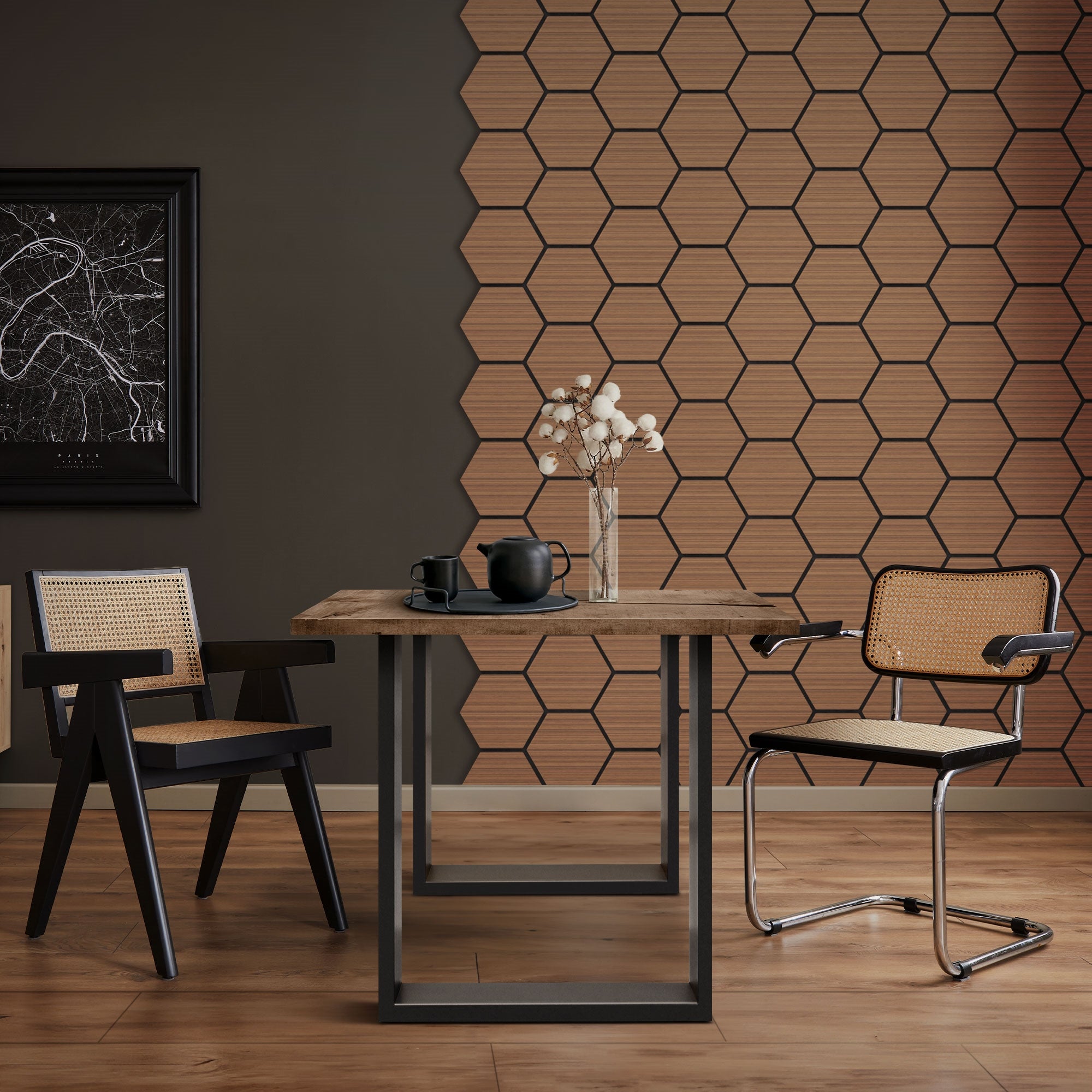 Raum mit Tisch, Stühlen und hexagonalen Wandpaneelen aus Holz.
