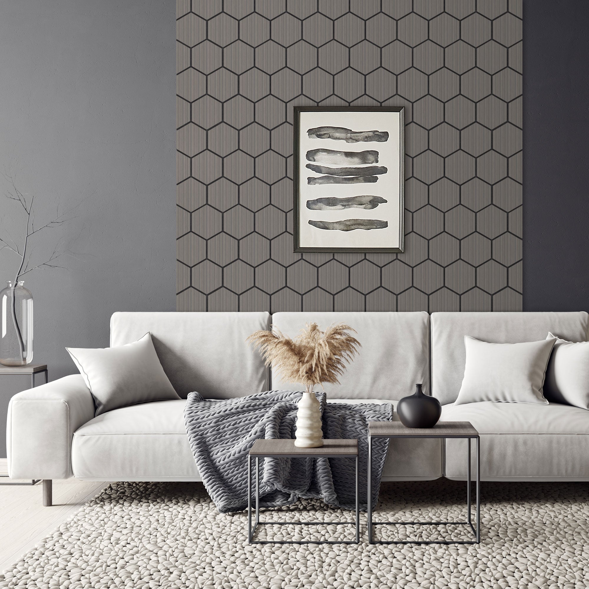 Wohnzimmer mit Sofa, Tisch und hexagonaler Wandverkleidung.