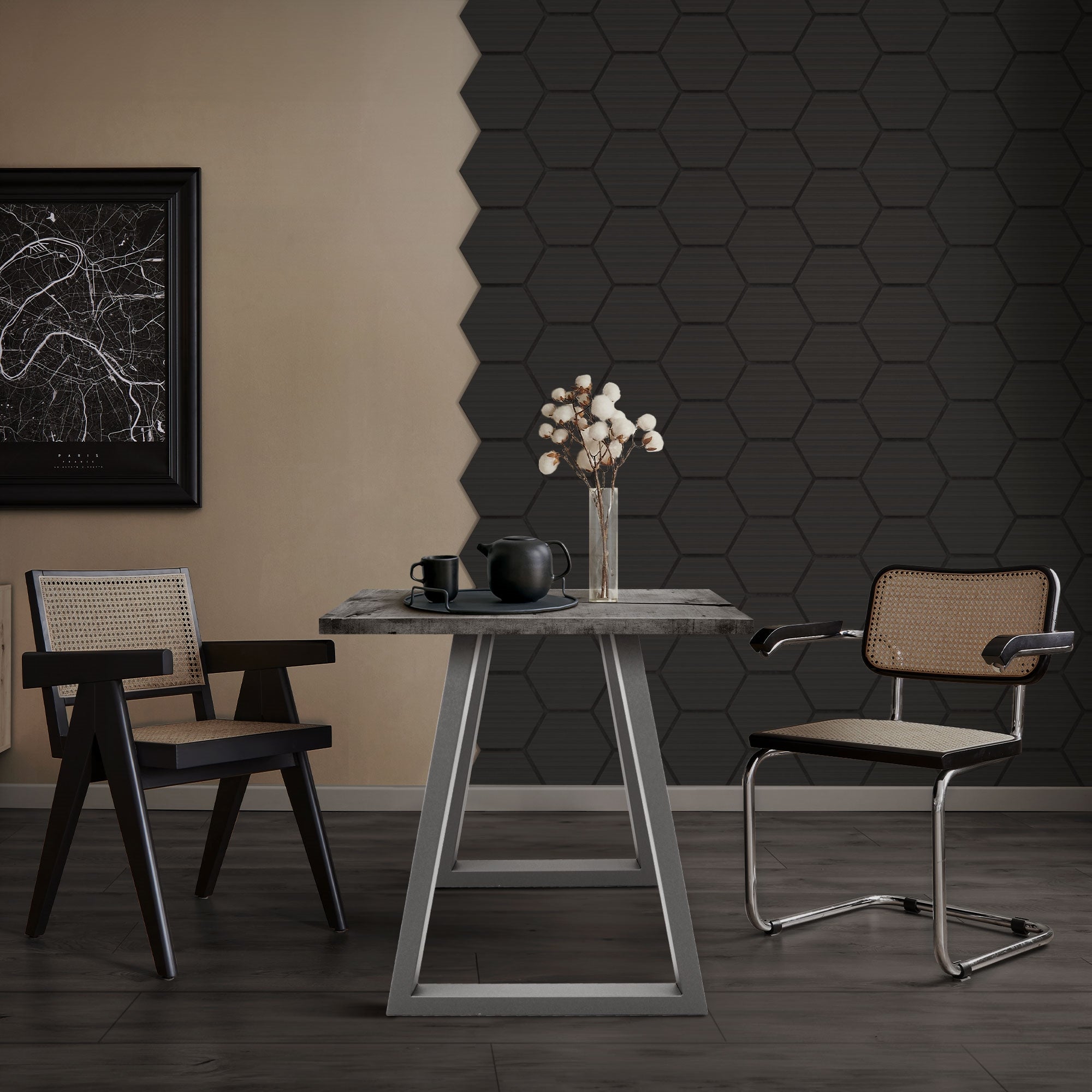 Raum mit hexagonalen Akustikpaneelen, Tisch, Stühlen und Vase.