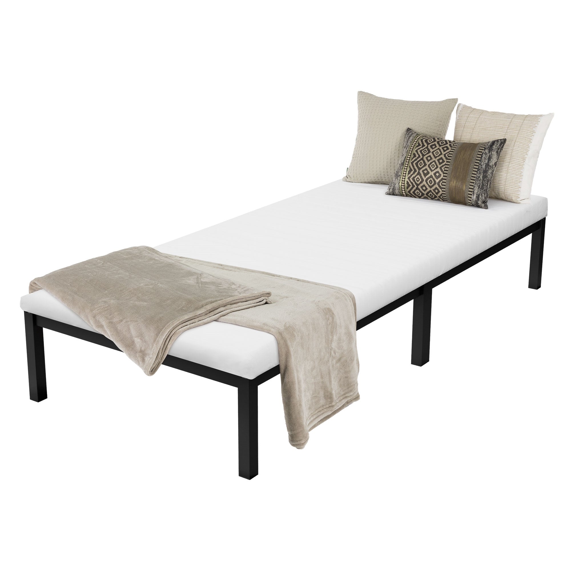 Ein einfaches Bett mit einer weißen Matratze und dekorativen Kissen.