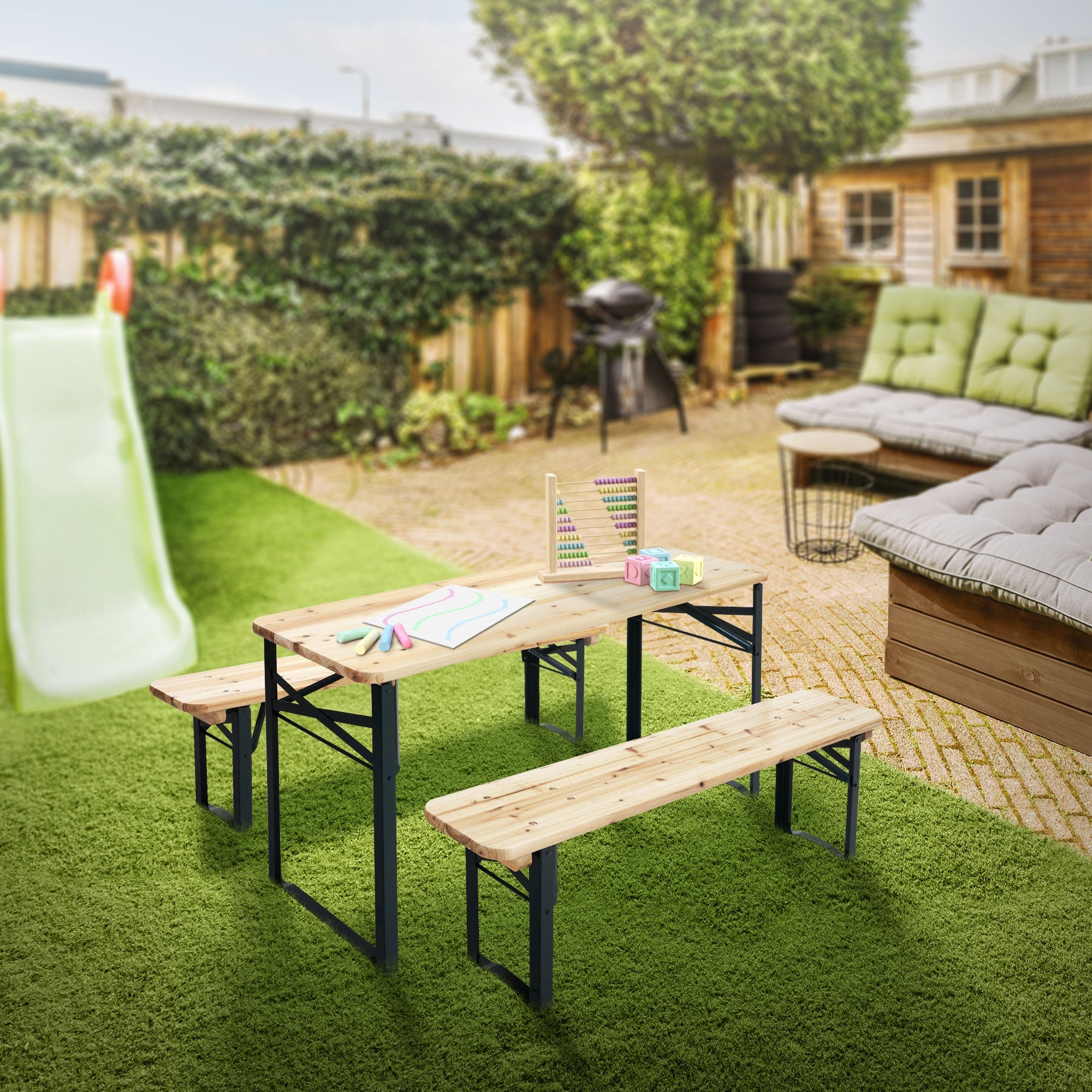 Ein Garten mit einem Tisch, zwei Bänken, Spielzeug und einer Rutsche im Hintergrund.