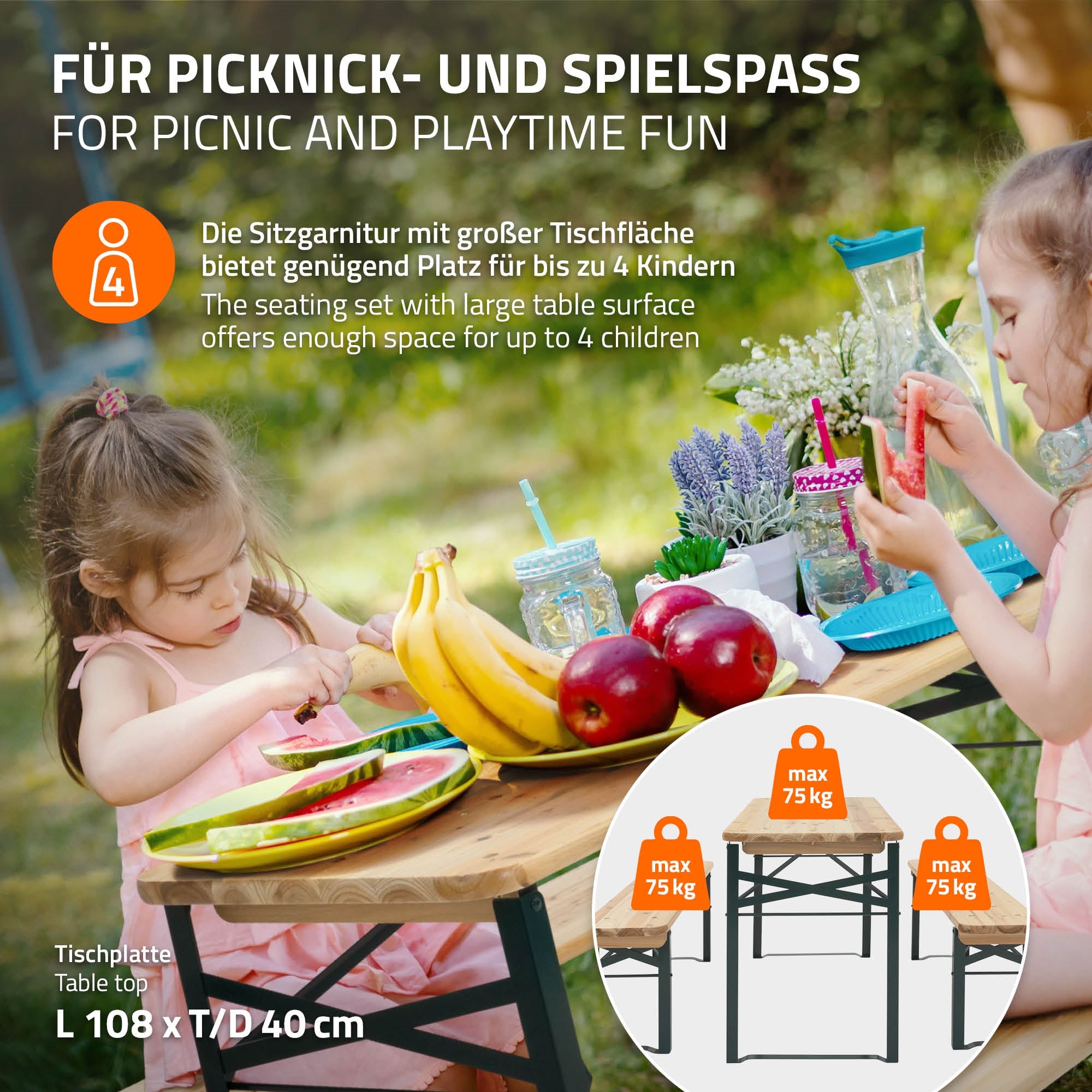 Sitzgarnitur mit Obst und Getränken auf einem Tisch im Freien.