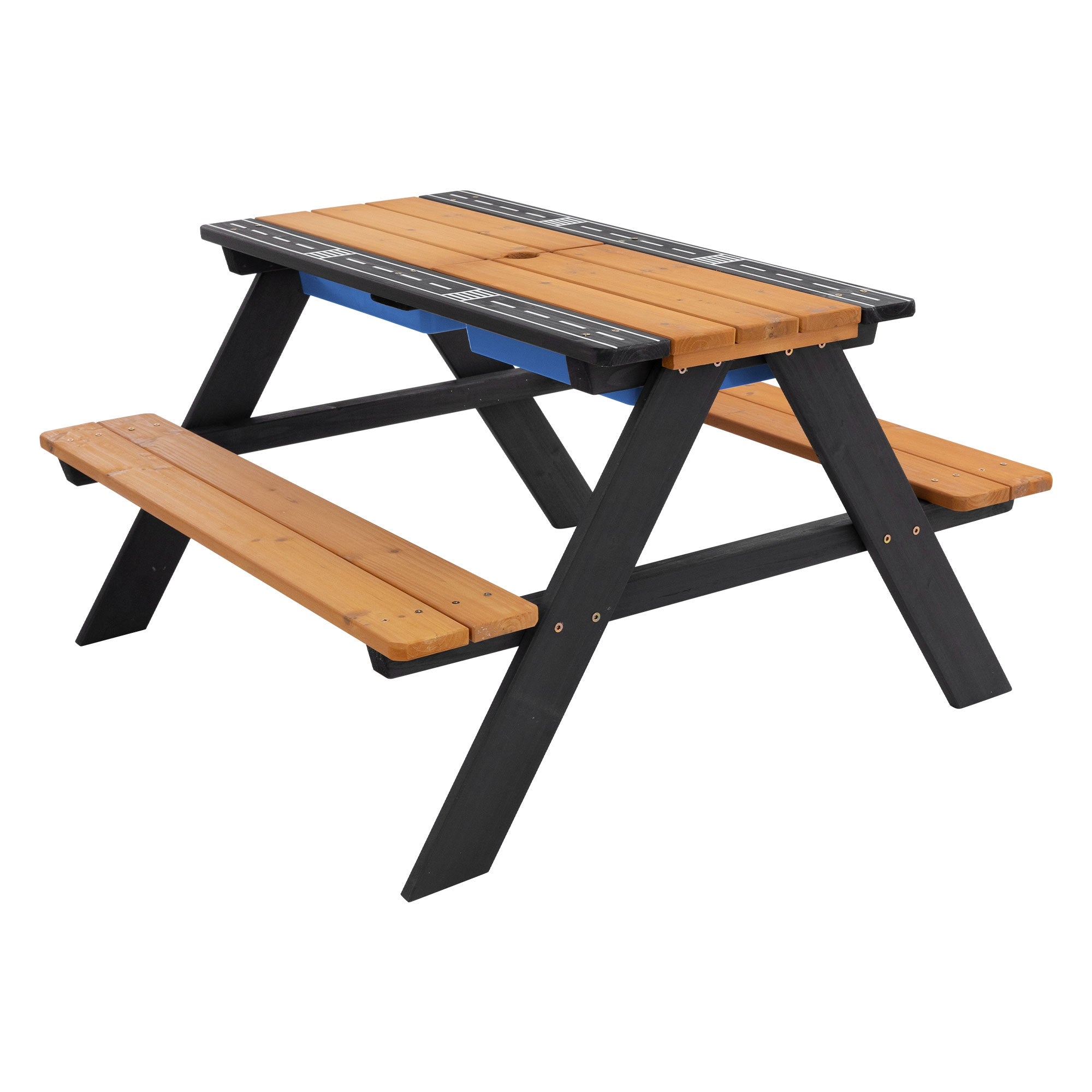 Holztisch mit zwei Bänken im Freien, umgeben von Gras.