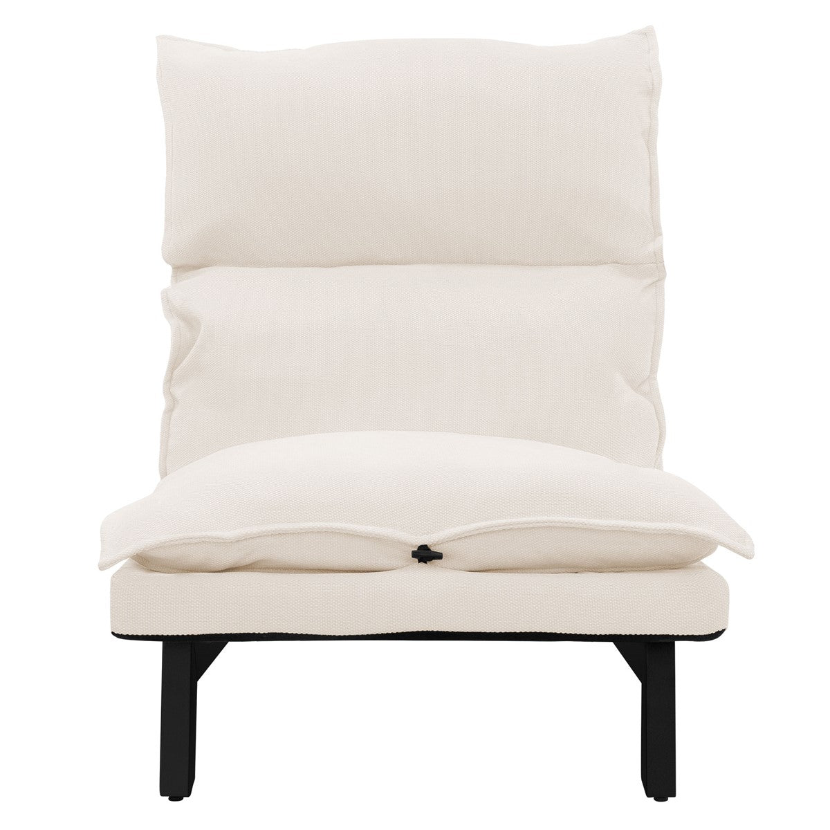 Beige Sessel mit zwei Kissen und schwarzem Gestell von vorne.