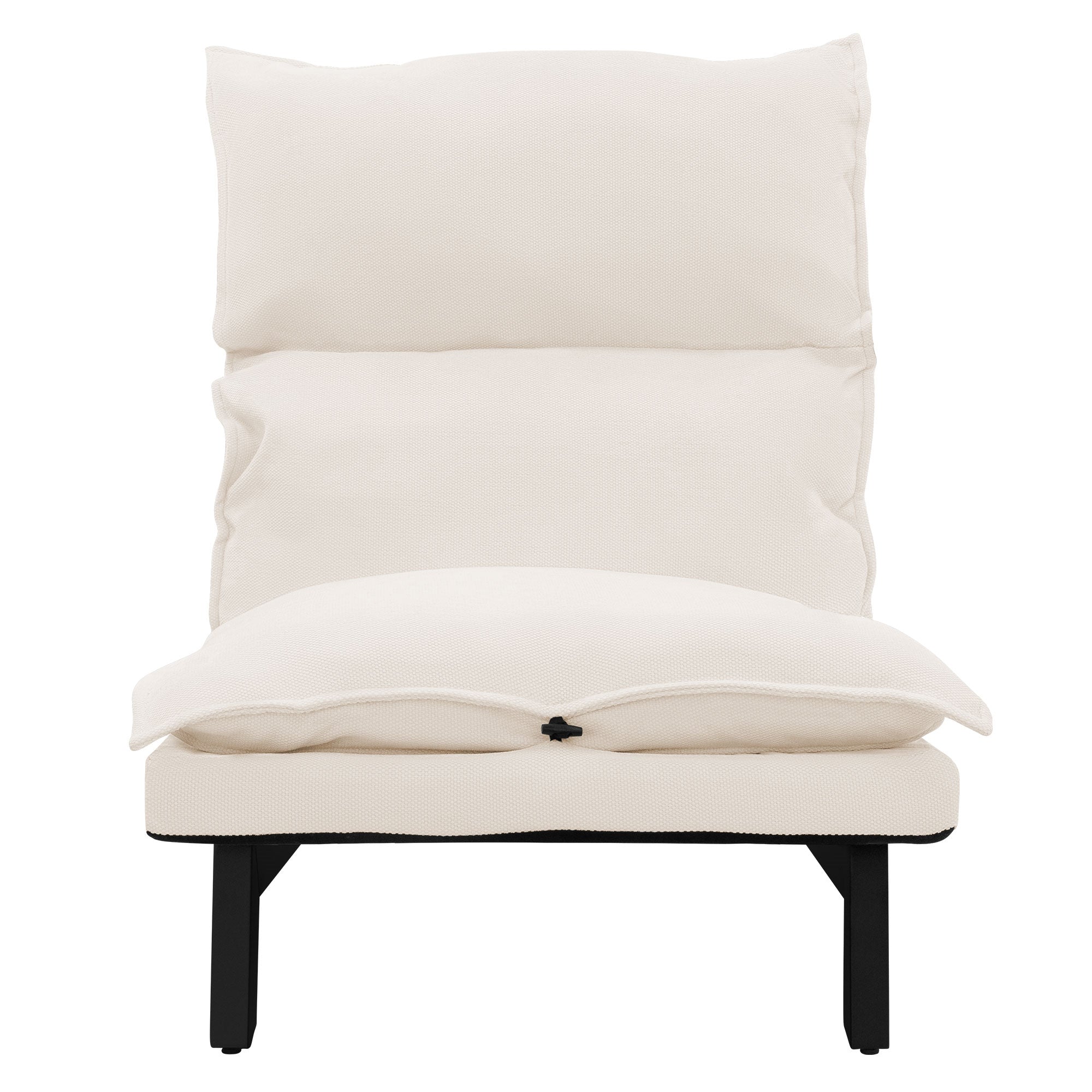 Beige Sessel mit zwei Kissen und schwarzem Gestell von vorne.