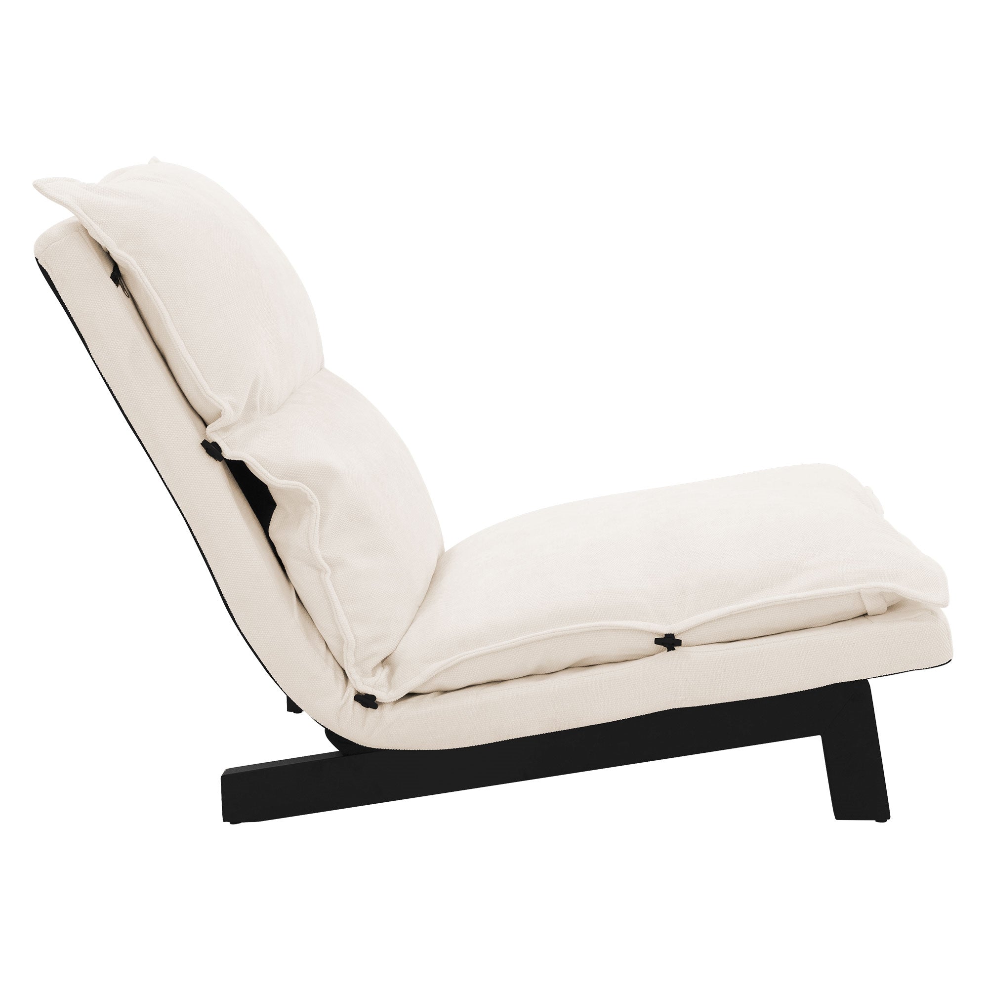 Tumbona beige con dos almohadas, vista lateral sobre estructura negra.
