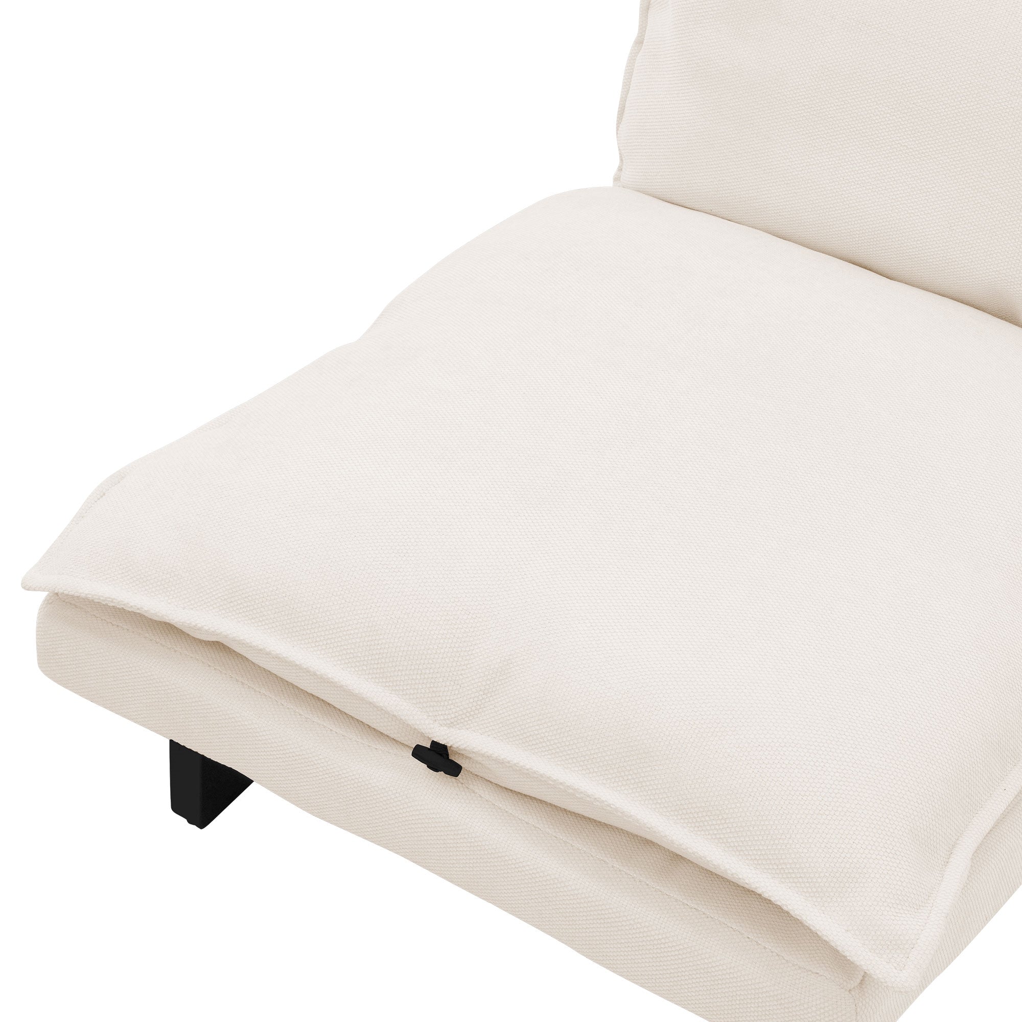 Sillón claro con un gran almohada y estructura negra.