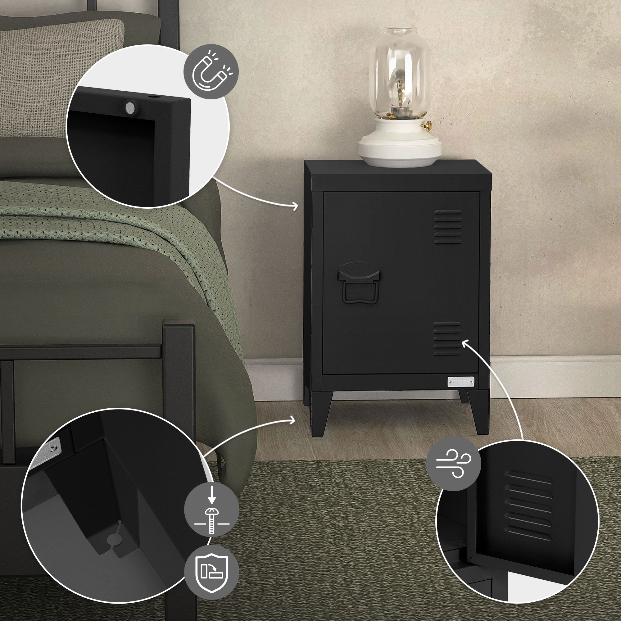 Schwarzer Nachttisch mit Lampe und Ablagefläche neben einem Bett.
