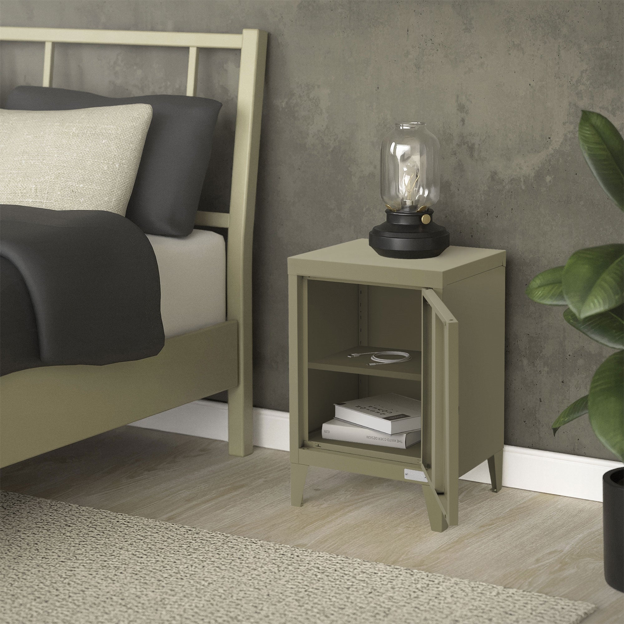 Beige Nachttisch mit geöffneter Tür, Lampe und Pflanzen im Hintergrund.
