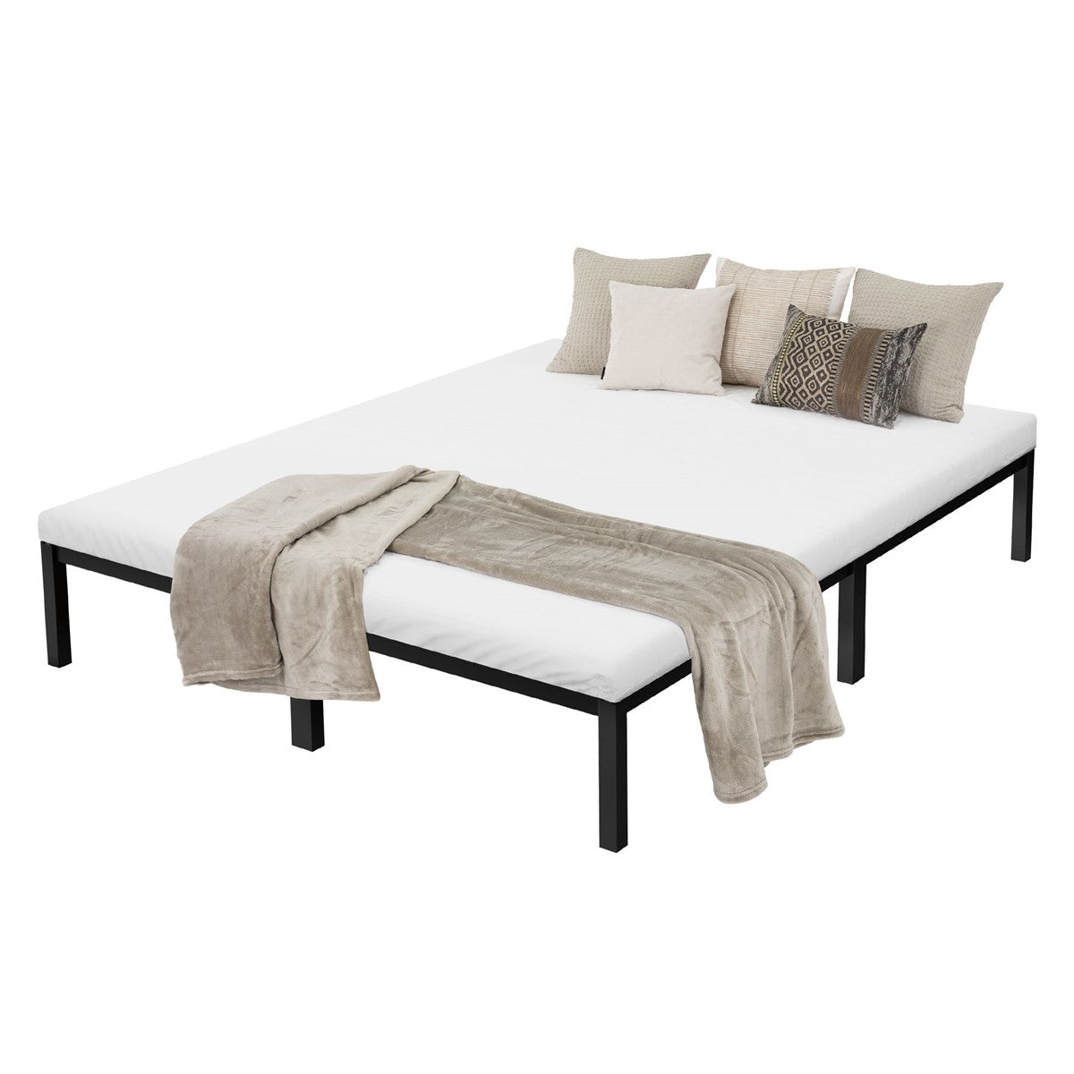 Cama com lençóis brancos e várias almofadas em cores neutras.