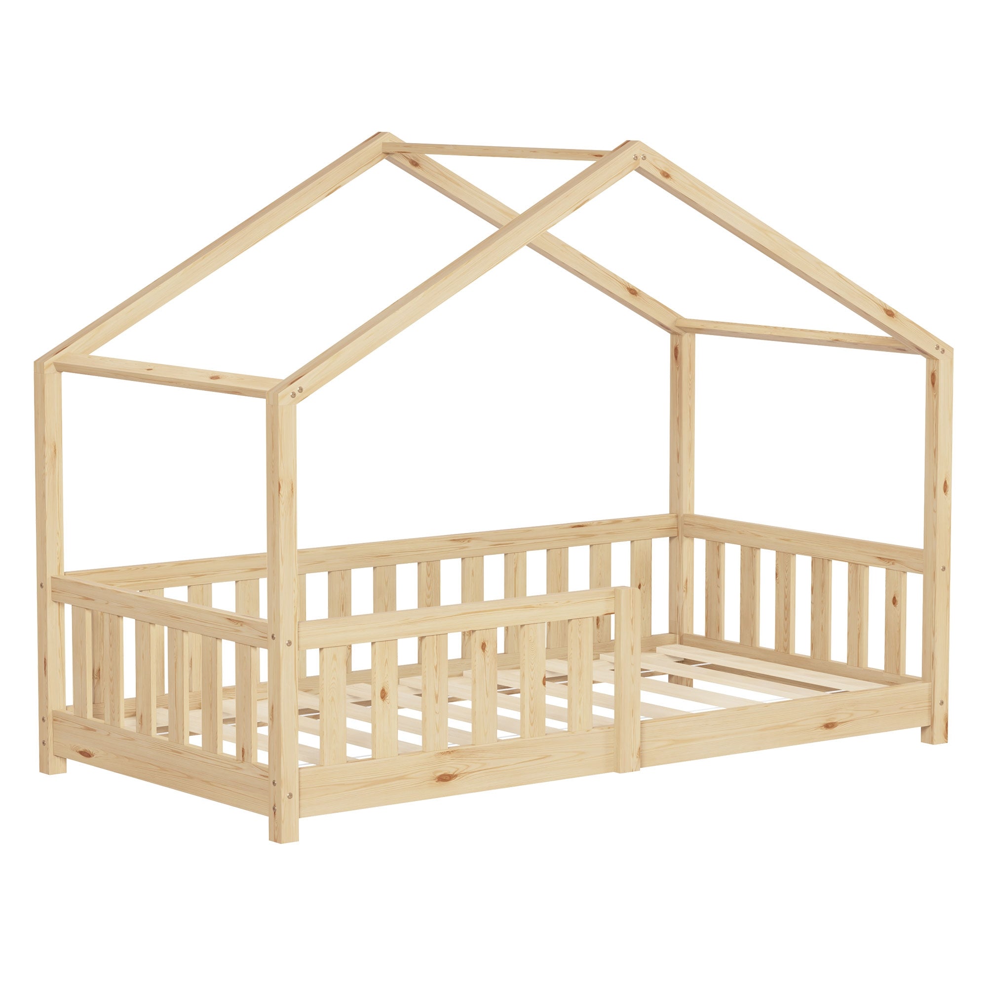 Un lit d'enfant en pin clair avec une construction de toit ouverte.