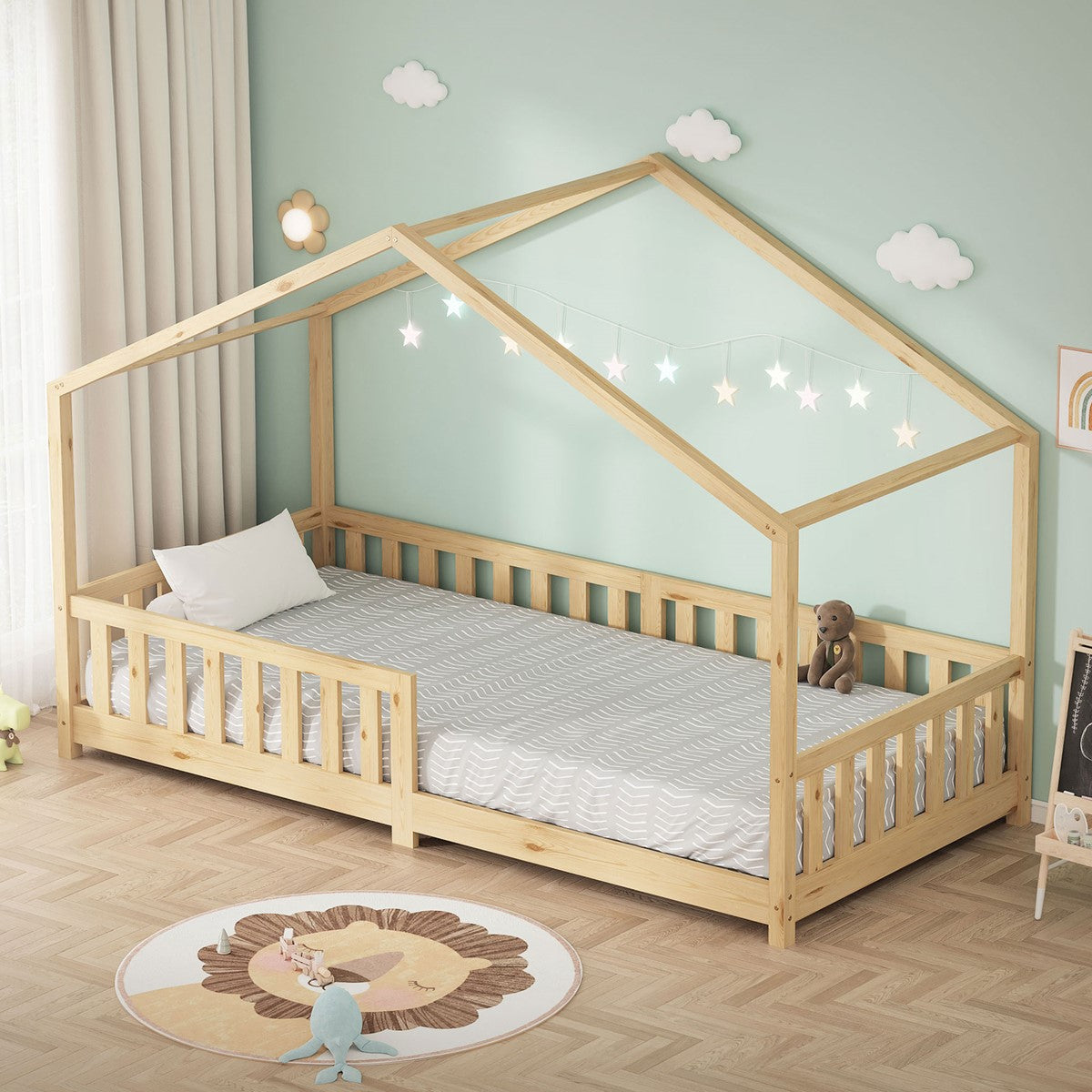 Lit pour enfant couleur bois, au design de maison, avec des lumières en forme d’étoiles et des coussins.