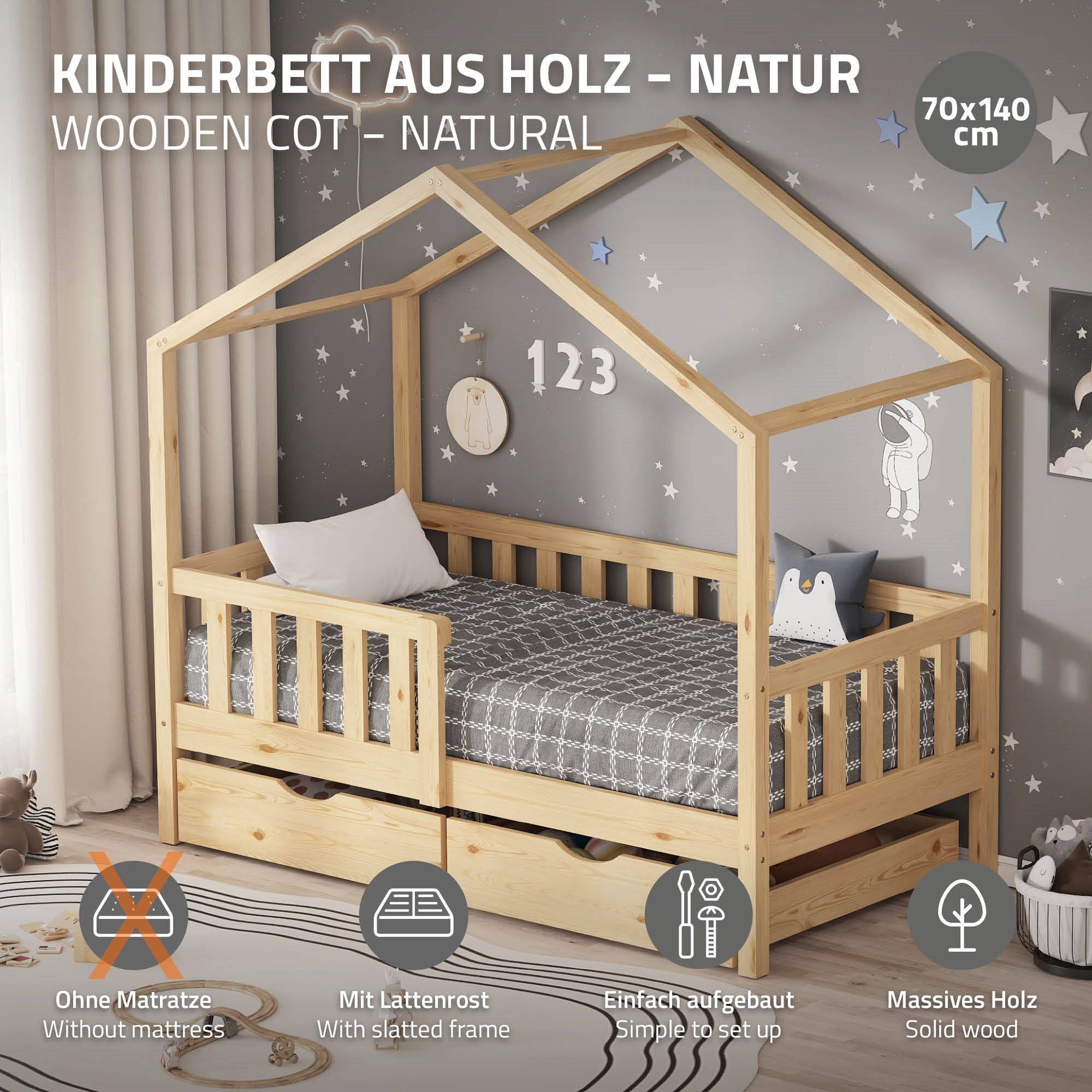 Holz-Kinderbett mit Matratze und Lattenrost in einem Raum.