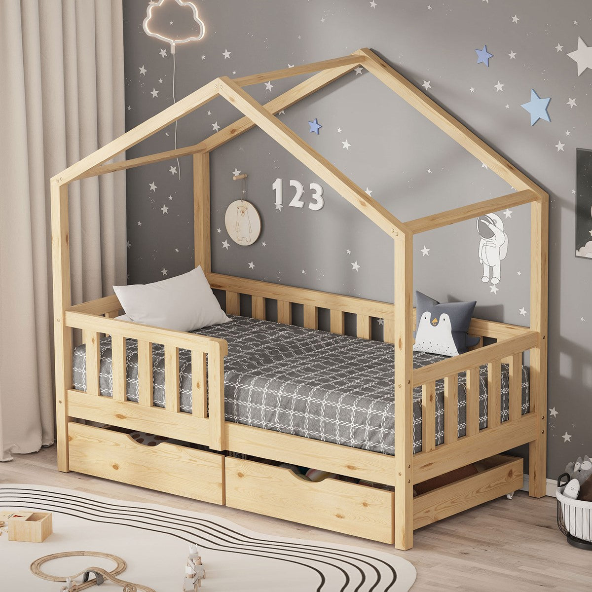Holzbett mit Matratze, dekoriert mit Wandstickern und Kissen.