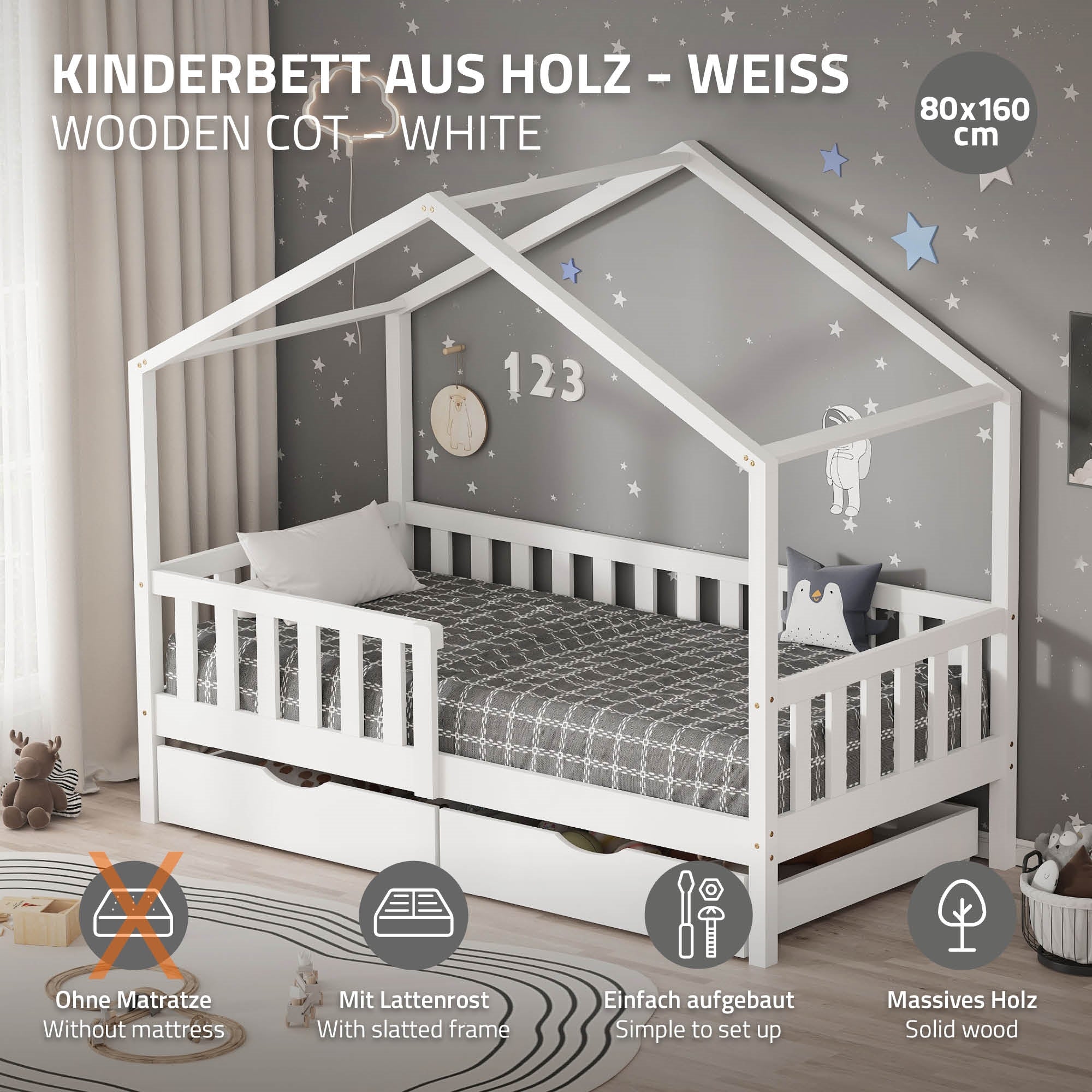 Weißes Kinderbett aus Holz mit Dach und Matratze, dekoriert mit Kissen.