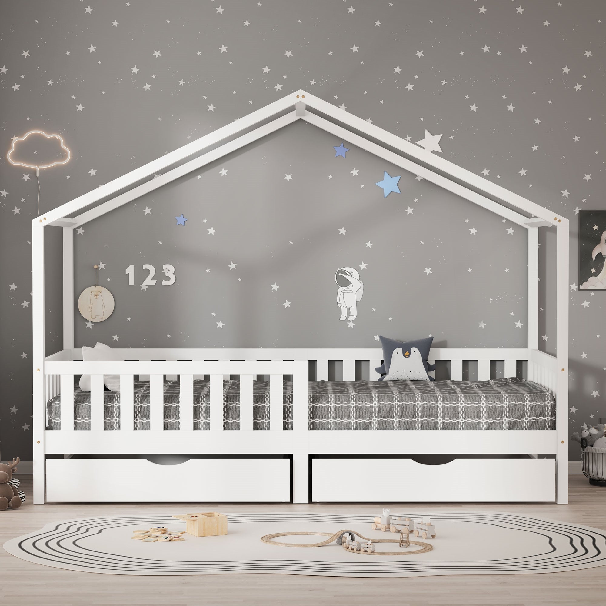 Weißes Kinderbett im Hausdesign mit grauer Wand und Astronautenmotiv.