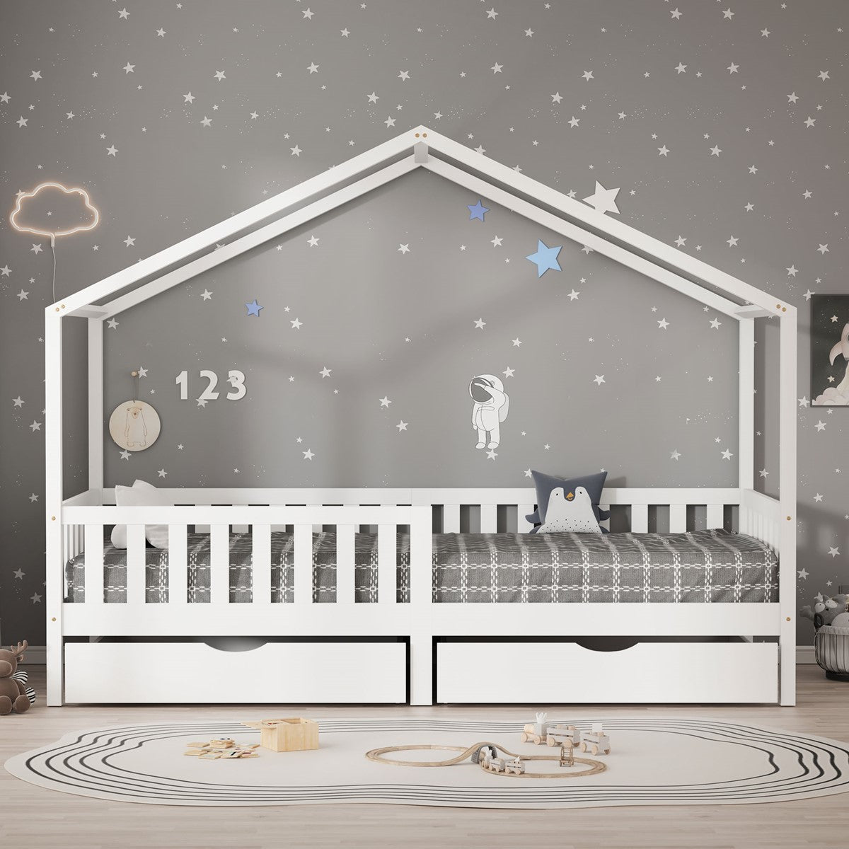 Cama infantil branca em formato de casa diante de uma parede cinzenta com motivo de astronauta.