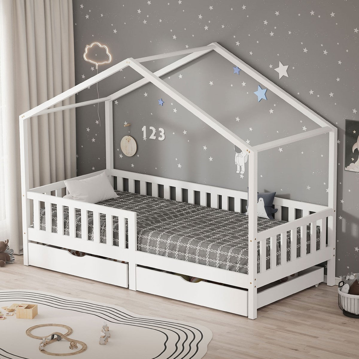 Ein weißes Kinderbett im Hausdesign mit grauer Wand und Sternen.