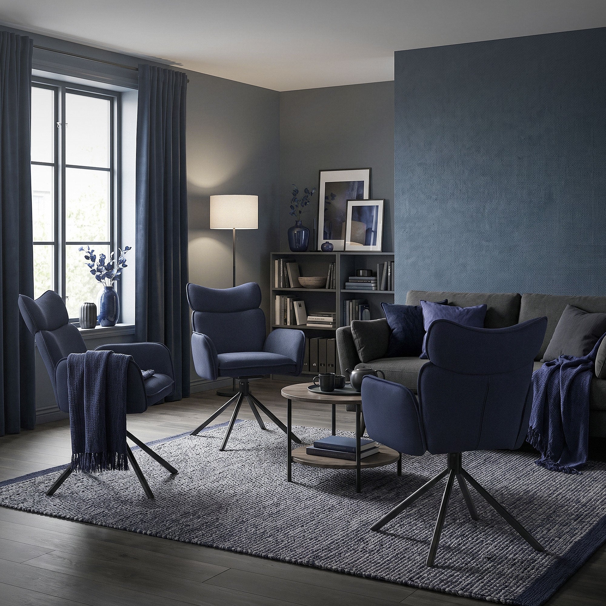 Ein blauer Stuhl in einem stilvollen Wohnzimmer mit Bücherregal.