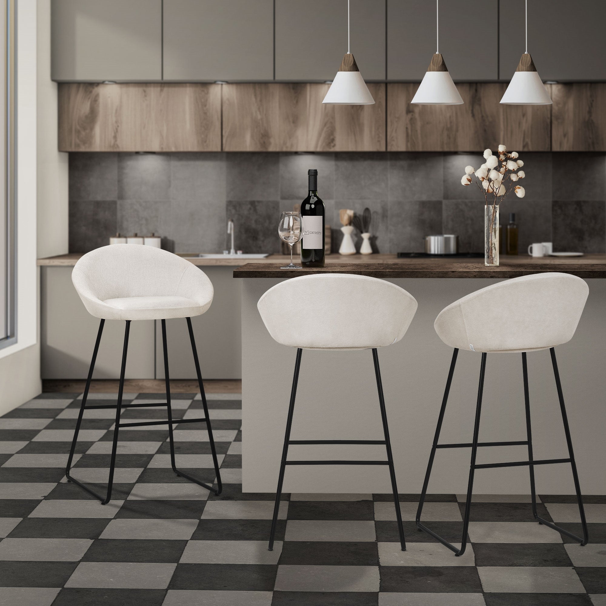 Cucina con tre sgabelli da bar bianchi a un bancone, bottiglia di vino e decorazioni.