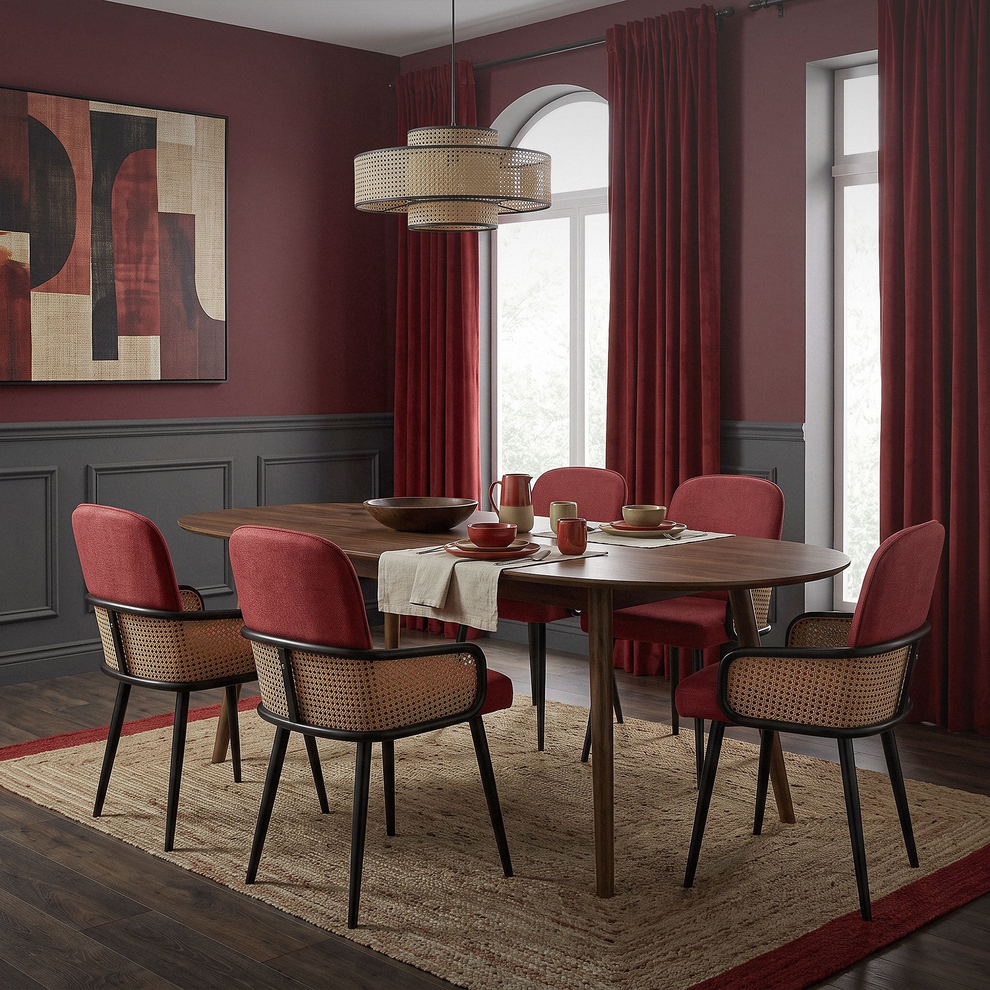 Esszimmer mit roten Stühlen, Tisch und dekorativen Elementen.