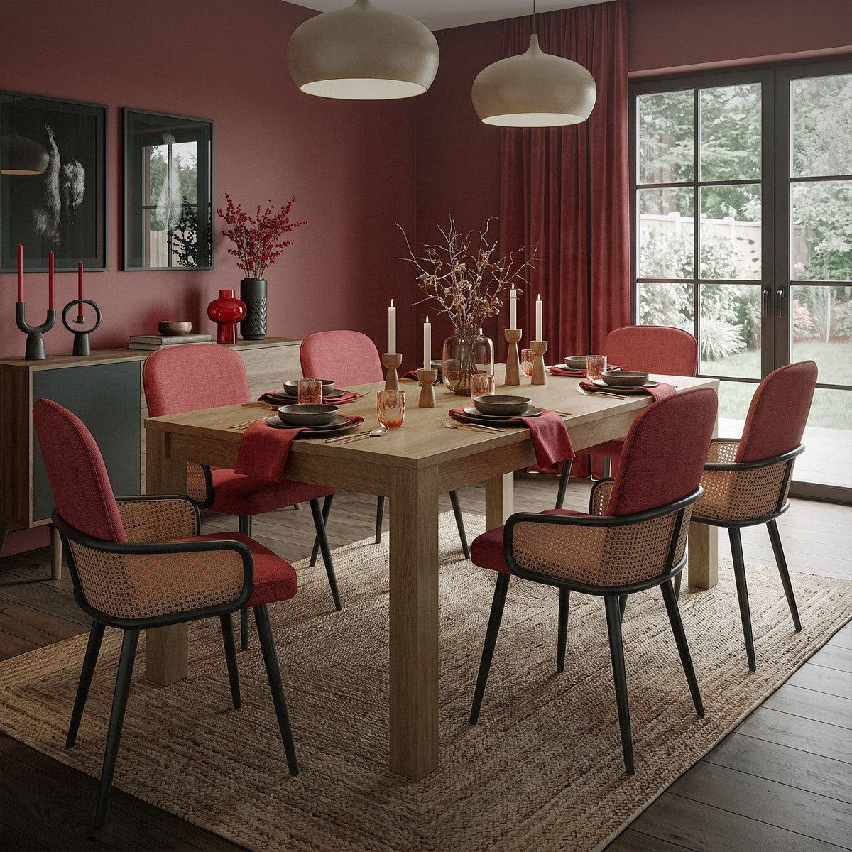 Esszimmer mit Holztisch und sechs roten Stühlen, dekoriert mit Kerzen.