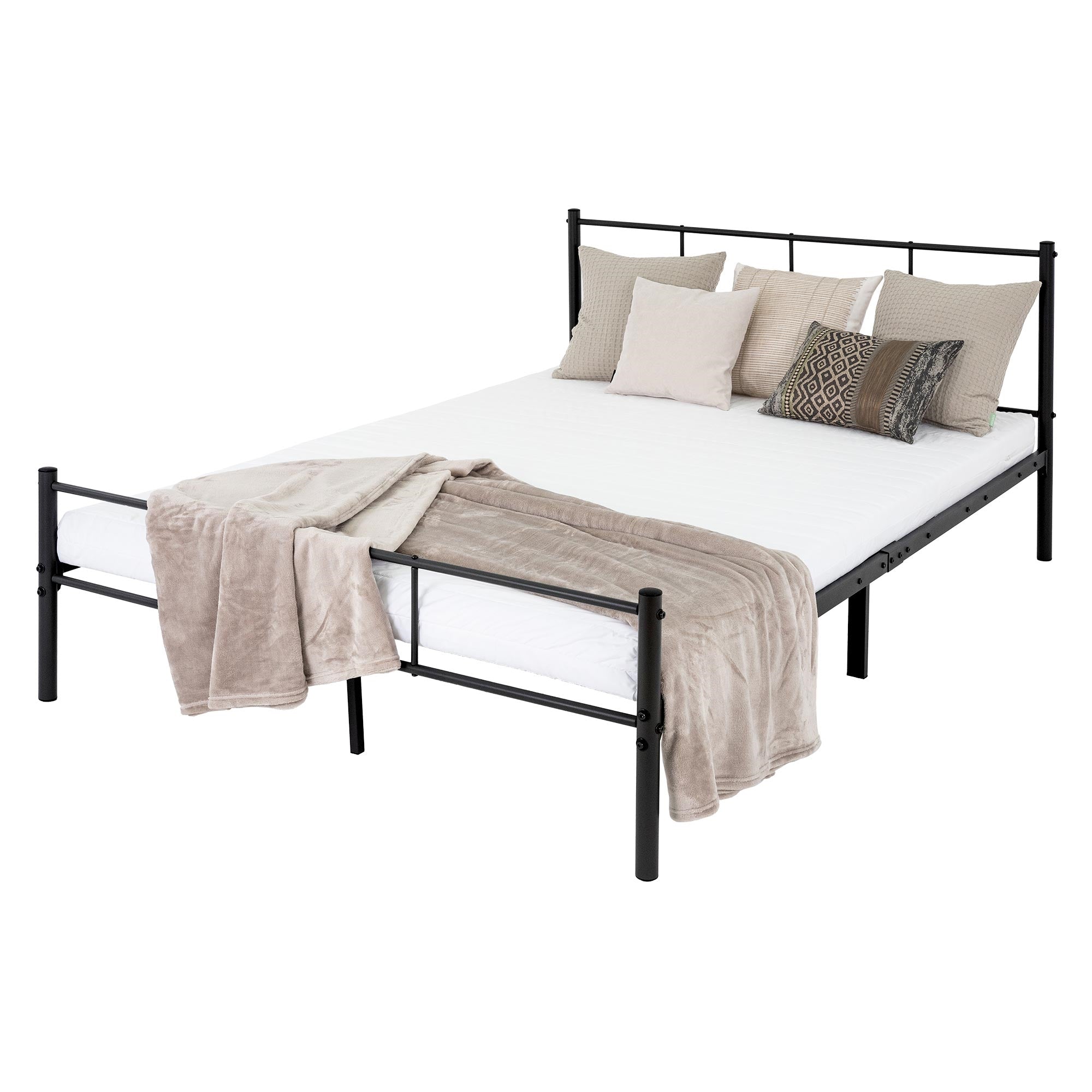 Un letto con coperta grigia e diversi cuscini su un materasso bianco.