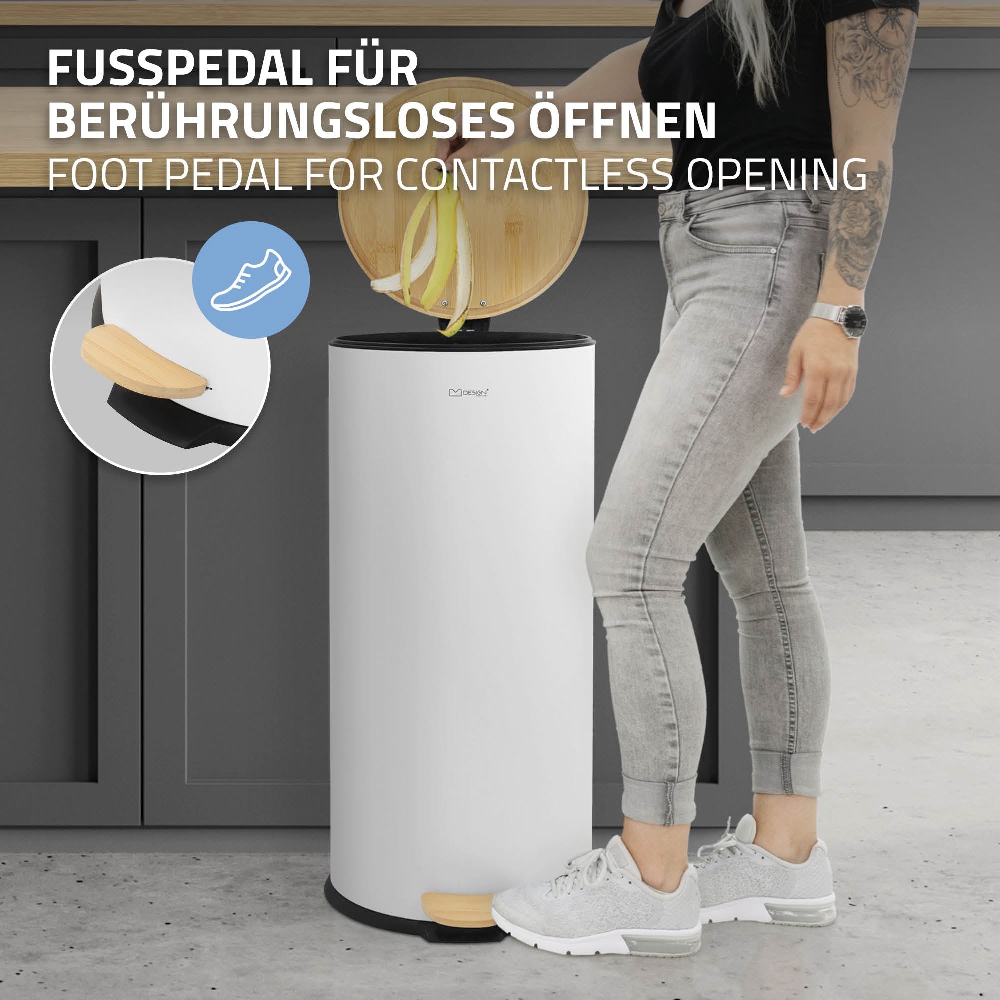 Mujer abre un cubo de basura blanco con pedal en una cocina moderna.