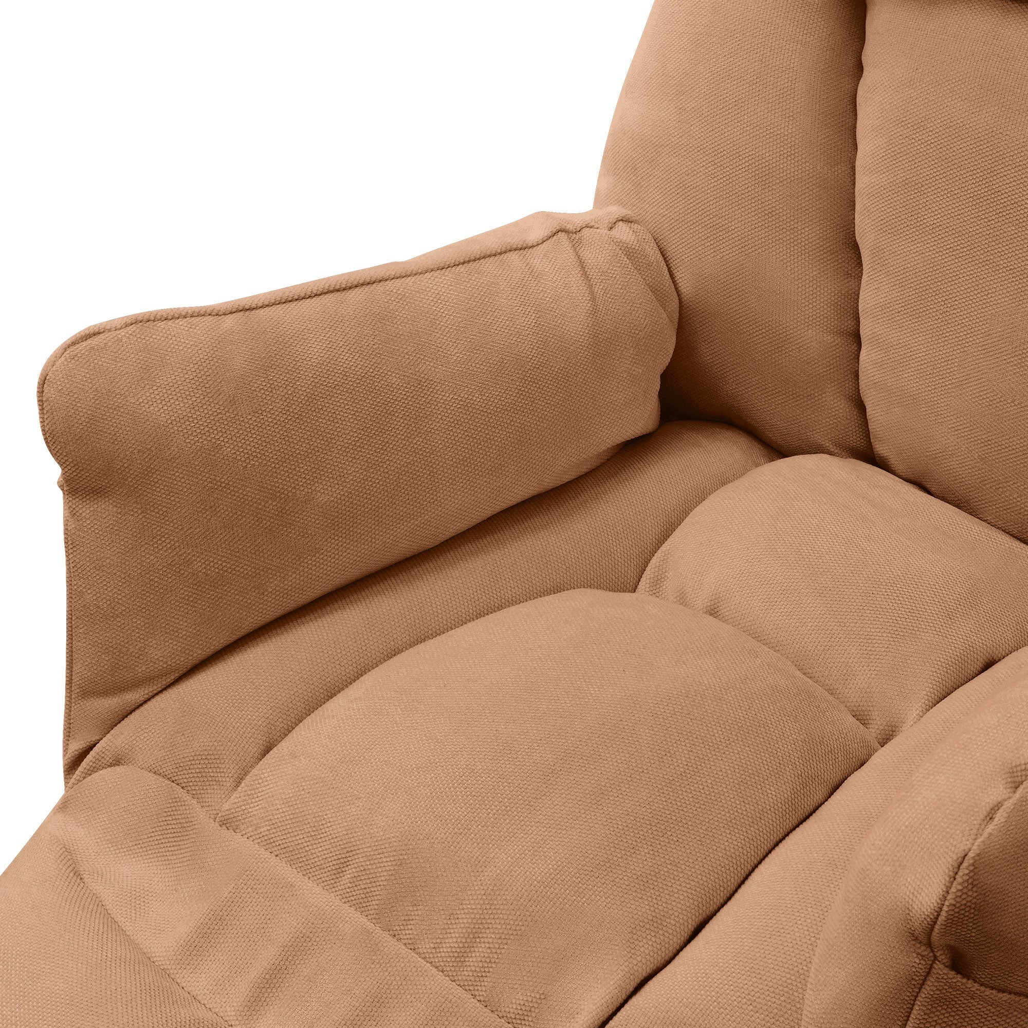Primer plano de un sillón beige con reposabrazos y asiento acolchado.