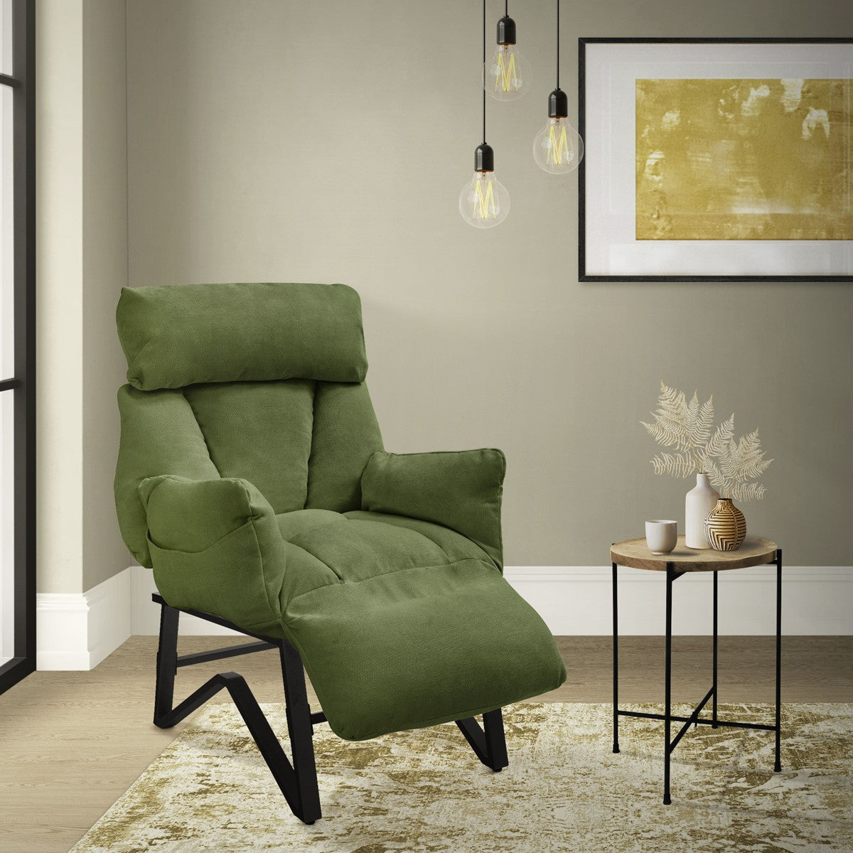 Fauteuil vert dans une pièce avec une table et des éléments décoratifs.
