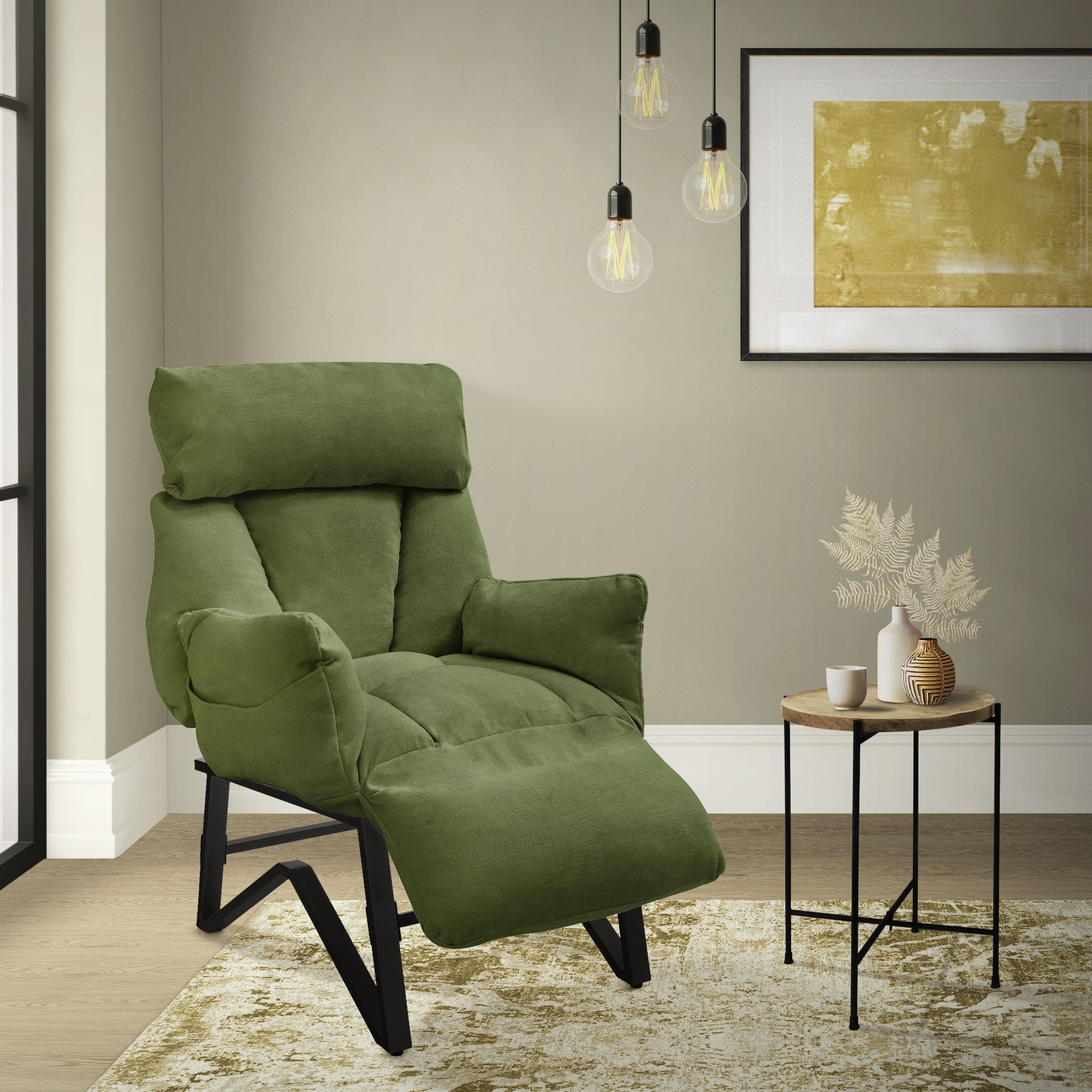 Grüner Sessel in einem Raum mit Tisch und dekorativen Elementen.