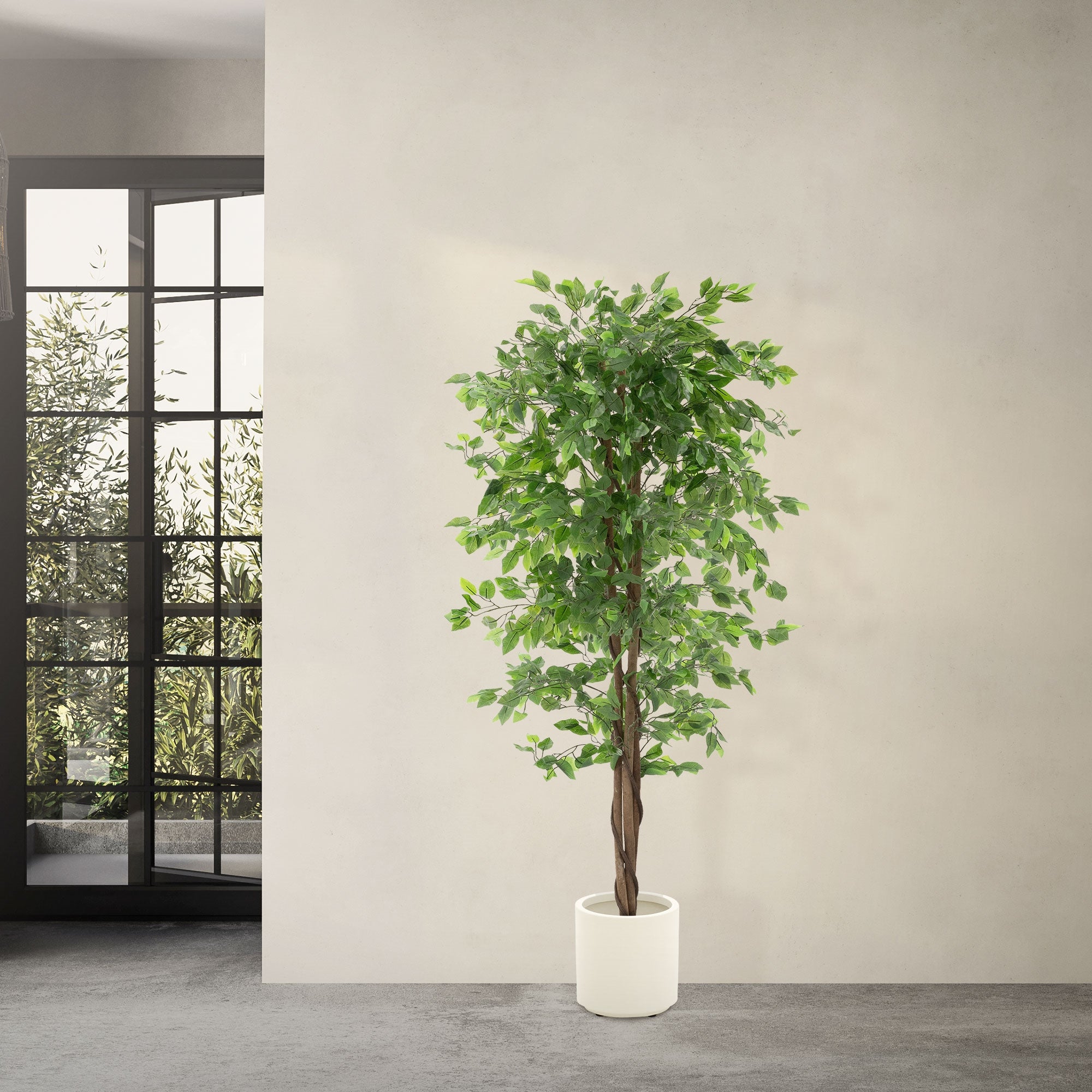 Kunstbaum Ficus in einem Raum, vor einem Fenster, mit grauem Boden.